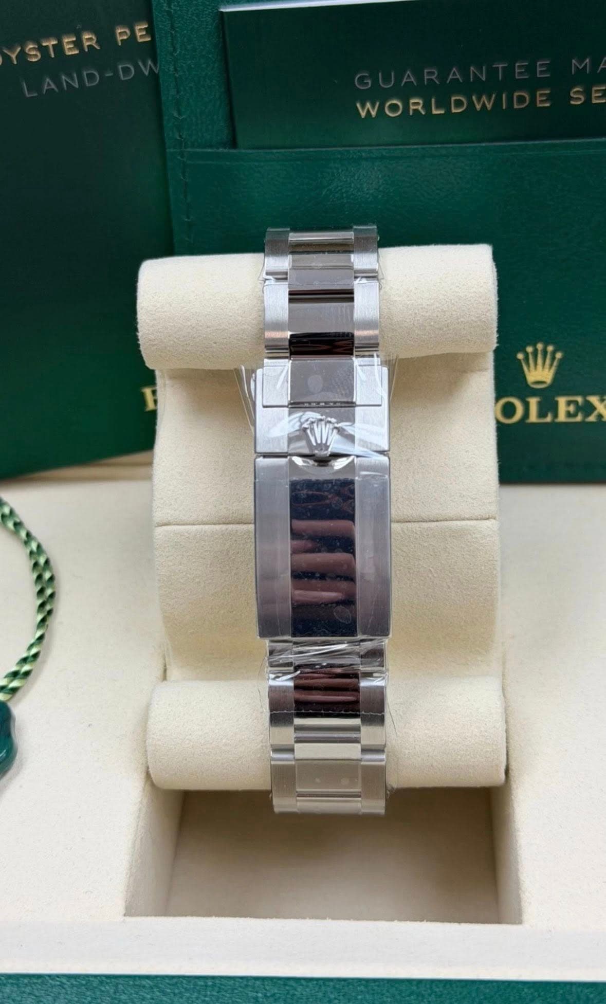 May be an image of wrist watch and text that says 'STER STERPE PE WORLD OLEX'