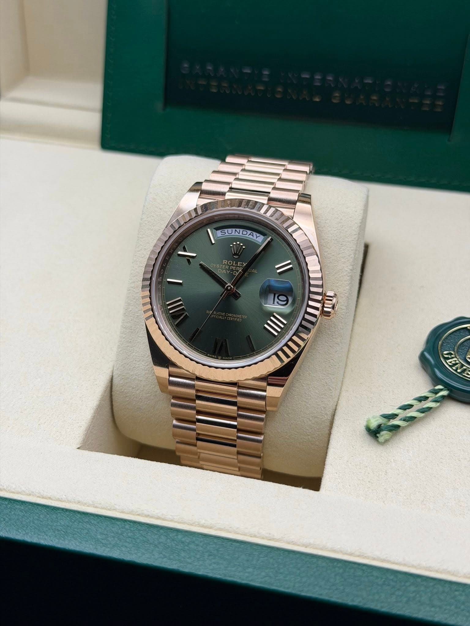 May be an image of wrist watch and text that says 'SUNDAY 10ា IIII 111o 9 PEN M'
