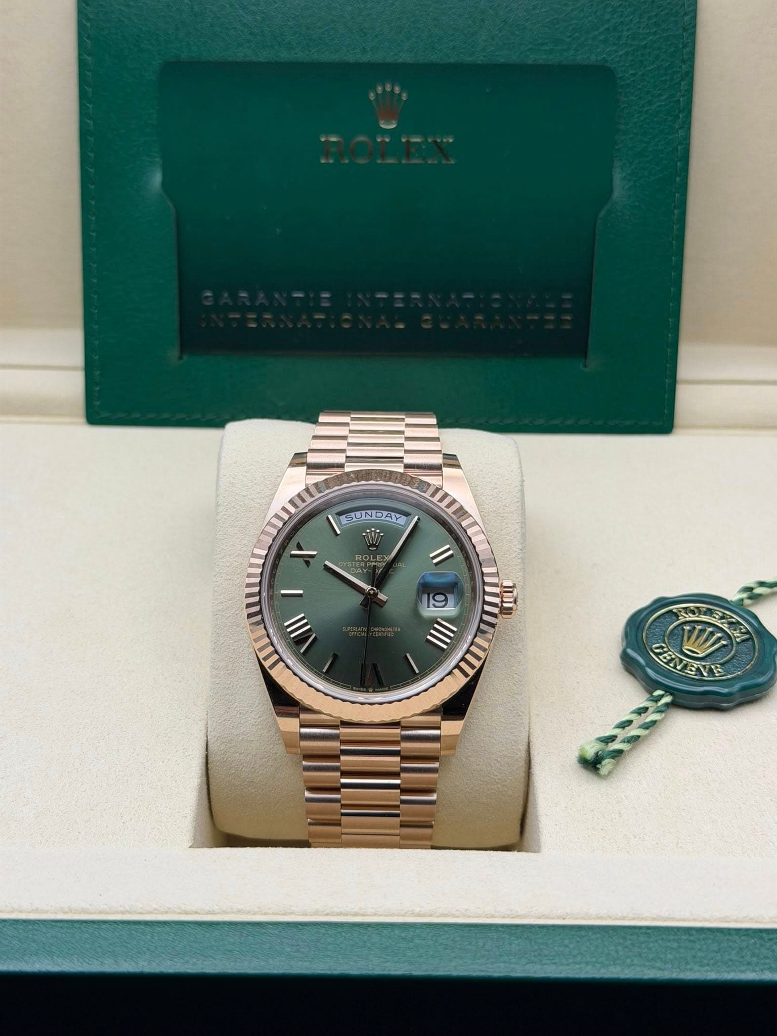 May be an image of wrist watch and text that says 'SUNDAY SUN AY |1 ඉീ/്ന്ന ១ III W BAD DENEVE ENEVE'
