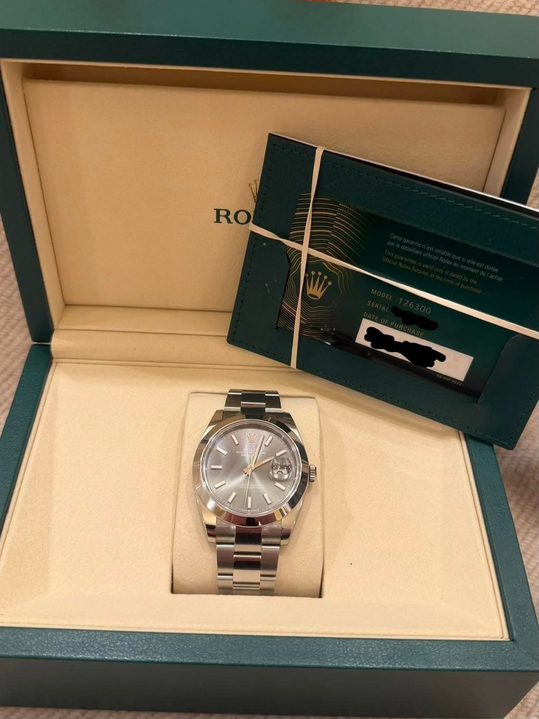 May be an image of wrist watch and text that says 'RO ای'