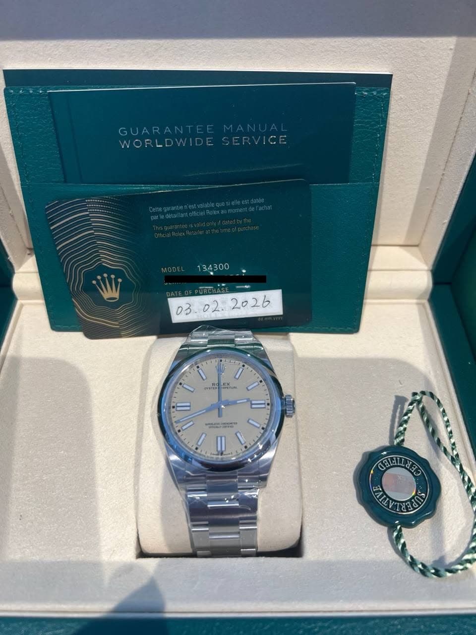 May be an image of wrist watch and text that says 'GRNNIA GUARANTEEMANUAL MANUAL GUARANTEE WORLDWIDE WORLDWIDESERVICE ERVICE 134300_. i WUS EETUM CELEILJED TAILN ாம்'