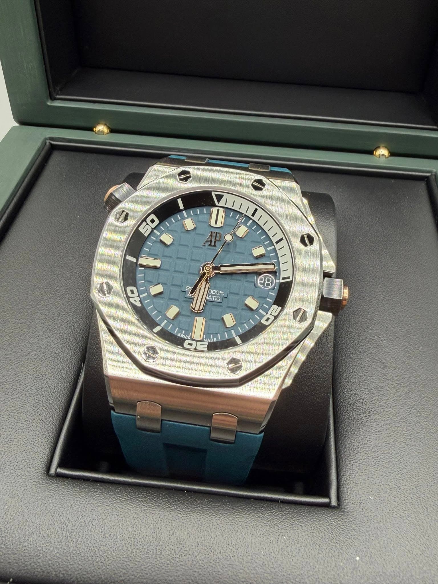 May be an image of wrist watch and text that says '50 O 甲 O GODFt son MATIC ATC 40 8 20 B0'