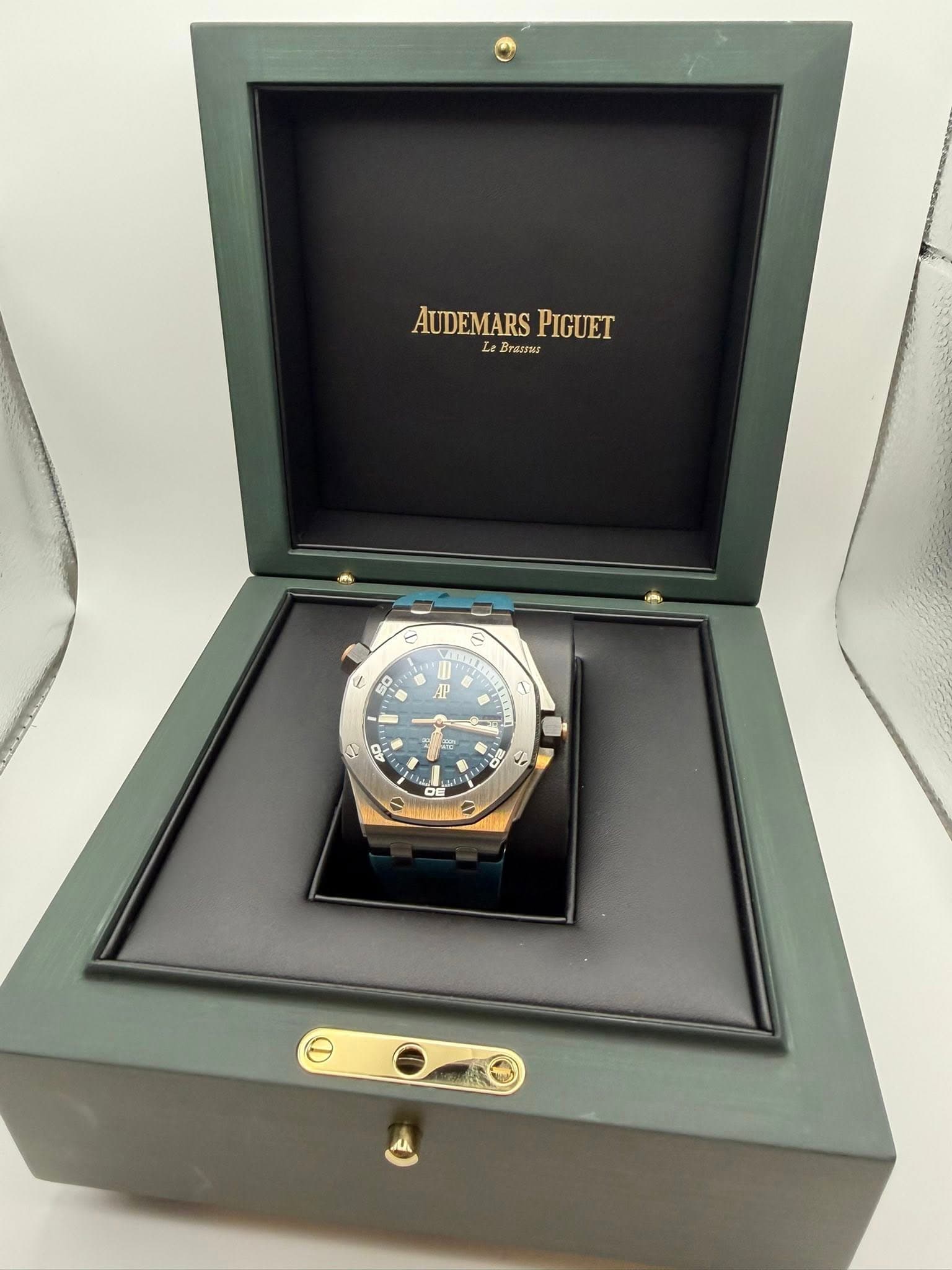 May be an image of wrist watch and text that says 'AUDEMARS AUDEMARSPIGUET LeBrasst Le «Bna PIGUET ب S e t AP 9- ١ OE 9量'