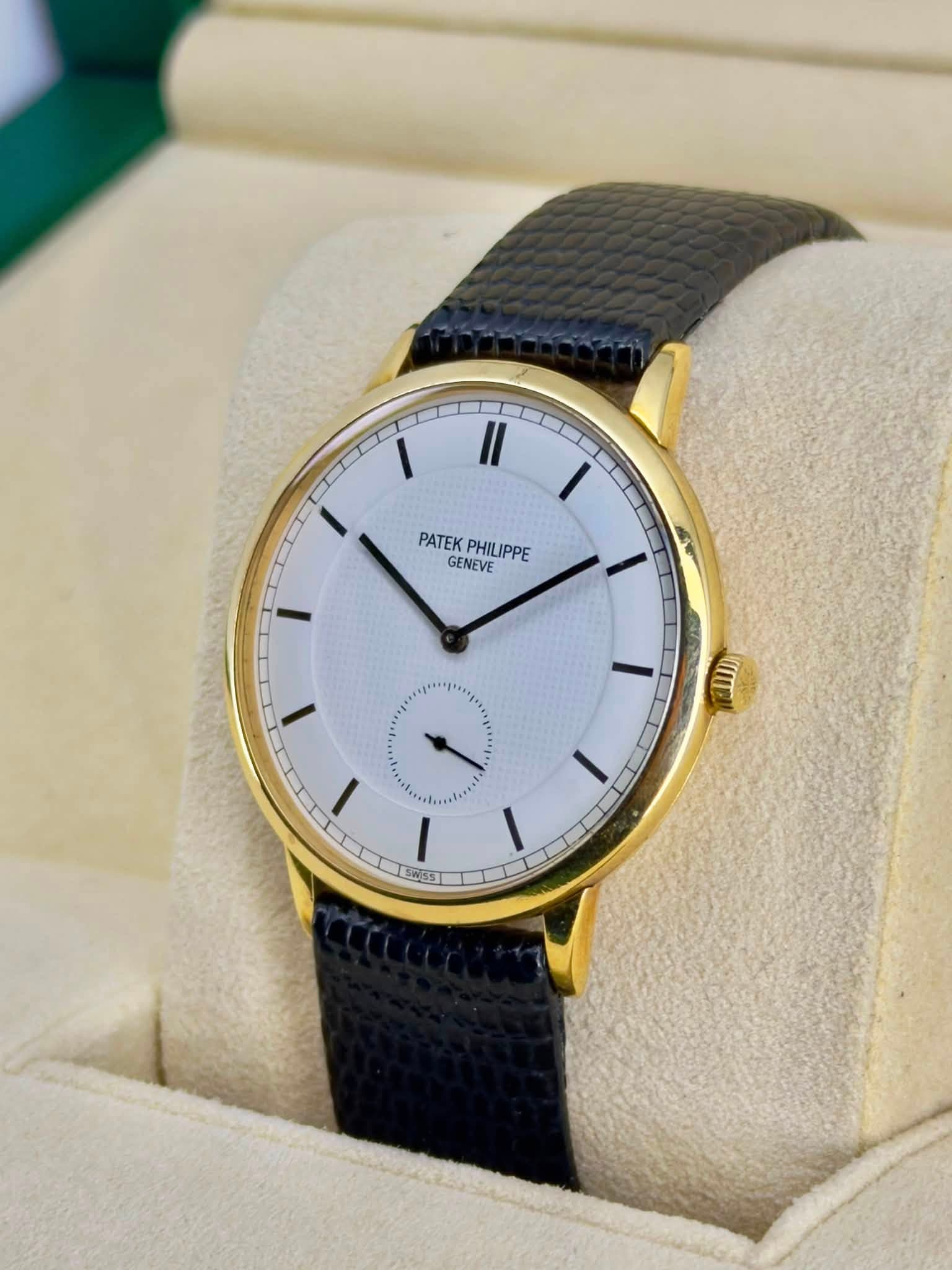 May be an image of wrist watch and text that says 'PATEK PHILIPPE GENEVE UOE ١ SW5S 1E স'