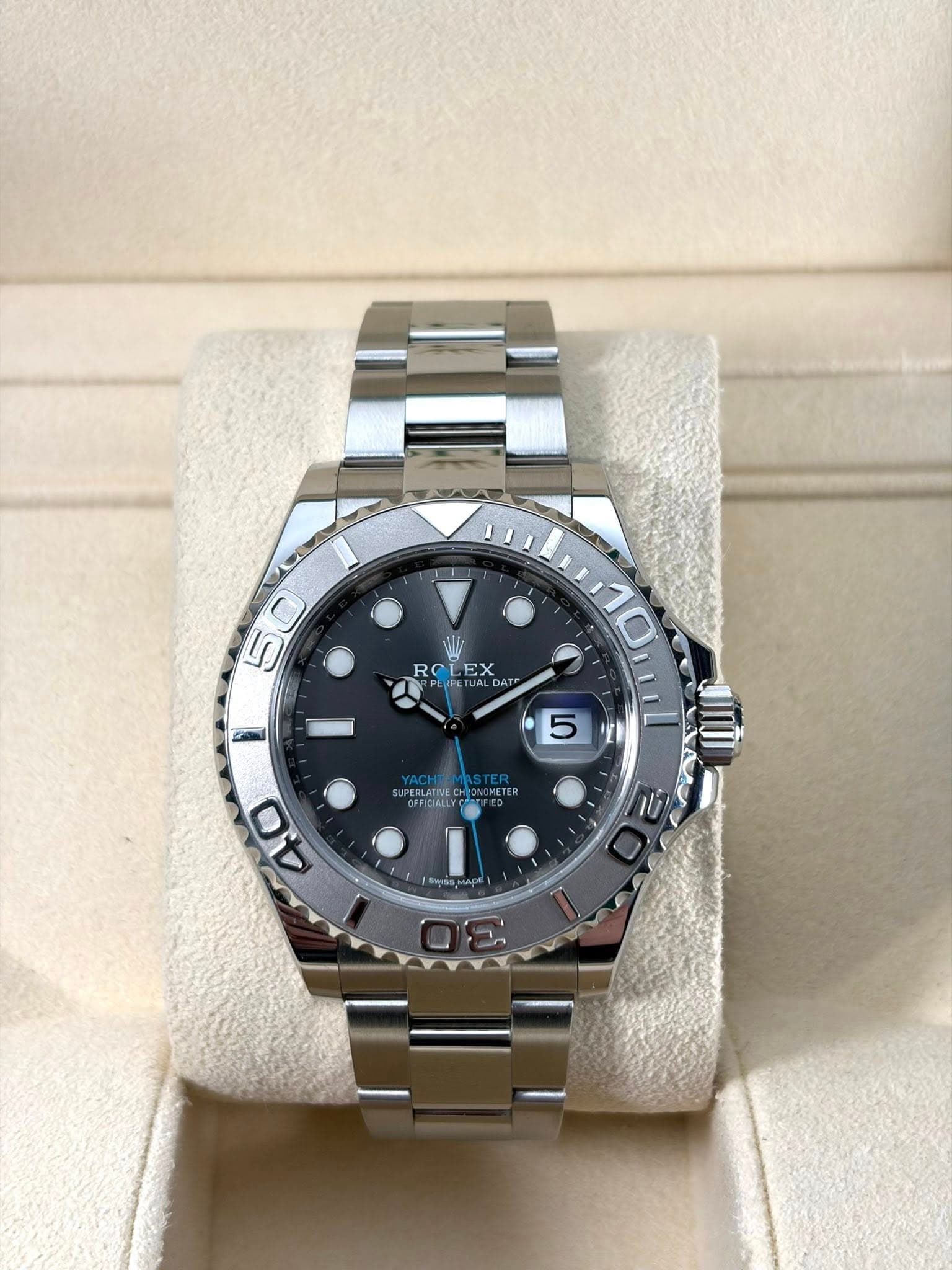 May be an image of wrist watch and text that says '5 50 ROLEX ROL EX % 10 5 ካሽ UPERLATIE FFICIALLY 40 bgaaguan 0 a a! d'