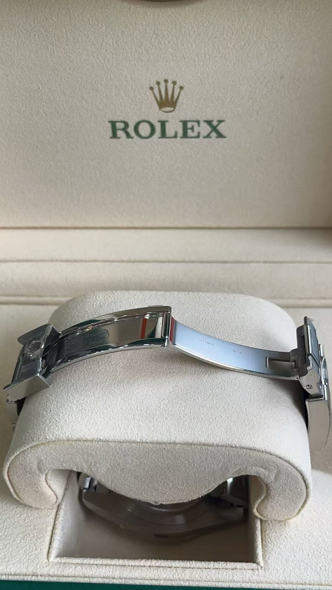 May be an image of wrist watch and text that says 'W ROLEX'