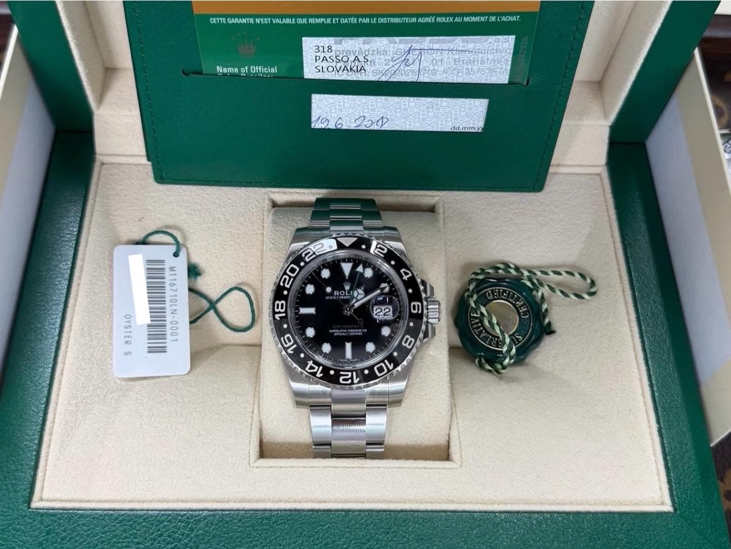 May be an image of wrist watch and text that says 'CETTE GARANTI N'EST VALABLI EQU QUE REMPLIE DATÉE STRIBUTEU AGRÉE ROLEX AUM MOMENT Name of of Official ACHAT. 318 PASSOA…