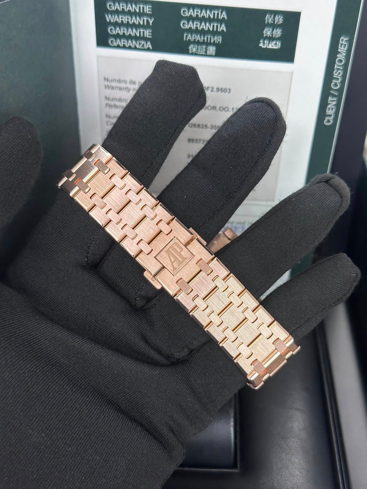 May be an image of wrist watch and text that says 'GARANTIE WARRANTY GARANTIE GARANZIA GARANTIA GARANTIA rAPAHTИR 保証書 保修 保修 الكنالة Numero បន ИaTH Numbr Numéng cefer dor…