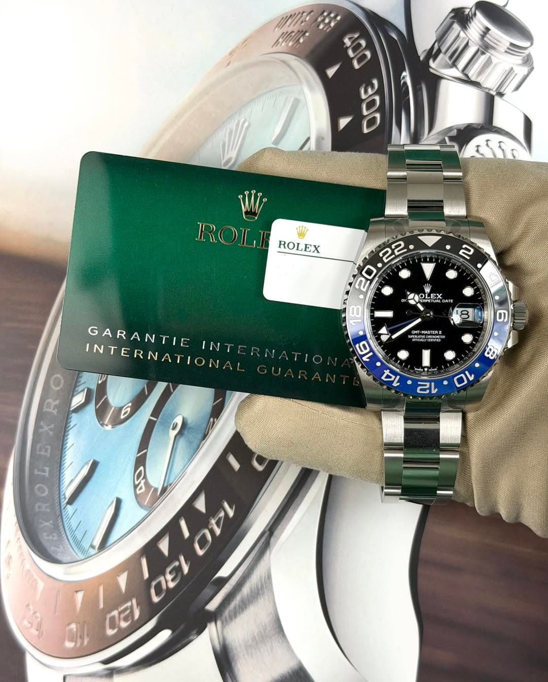 May be an image of wrist watch and text that says 'DOP 300 أ חה WiP ROLEX OLE ELEX 中民生 PMLO PLEX - LEX -MAETO YOCRRIN GARANTIE NTERNATIONAL INT NTERNATI EXROLEXRO E EXROLE V RO…