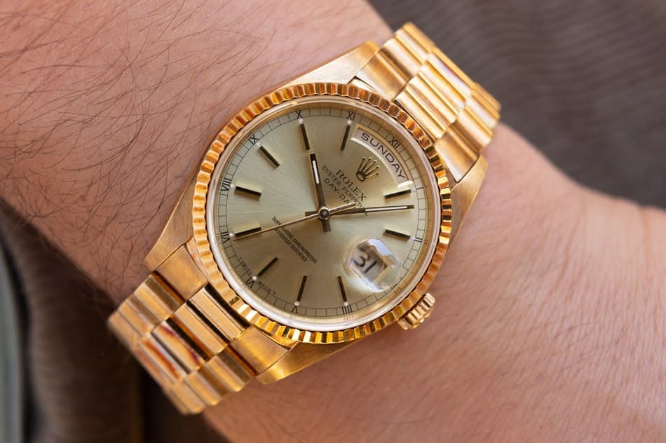 May be an image of wrist watch and text that says 'SUNDAY 1Ui SUNDAY I 밤 له Uni'