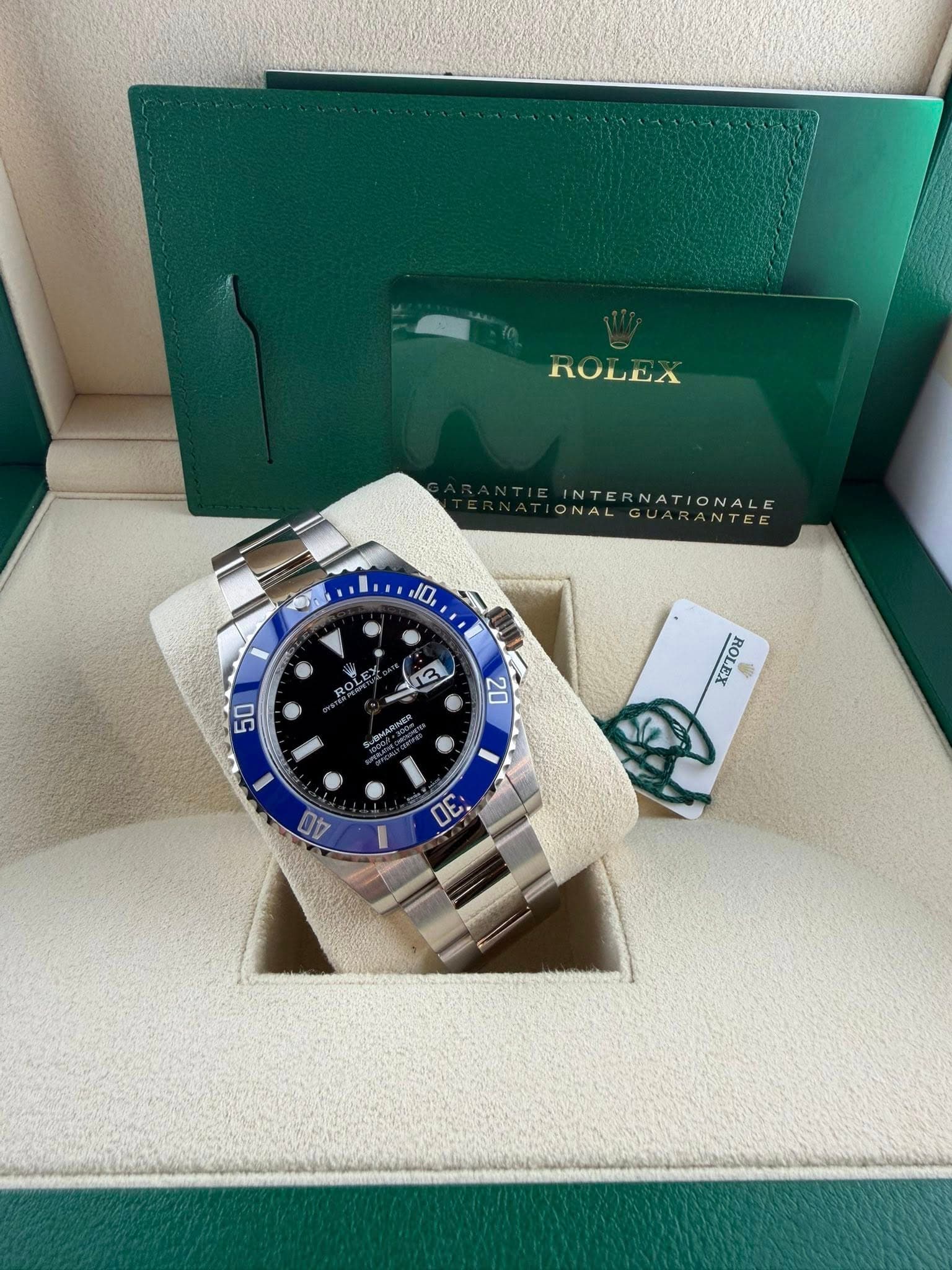 May be an image of wrist watch and text that says 'ЛoEΛ ONAL NTERNATIONALE Mi 10, I 50 RO 213 3 MOMARINER 20 X3TOH 3 o0 I 40 σE C'