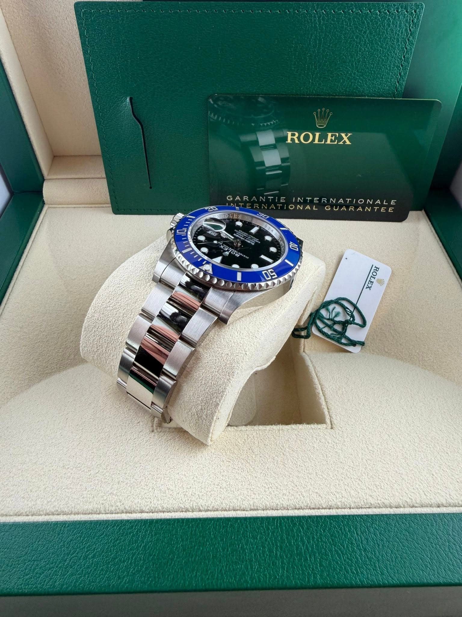 May be an image of wrist watch and text that says 'ROLEX GAR INTE NATIONALE ONAL GUARANTEE ΟυAKA 10 A 09 a สาง HTON'
