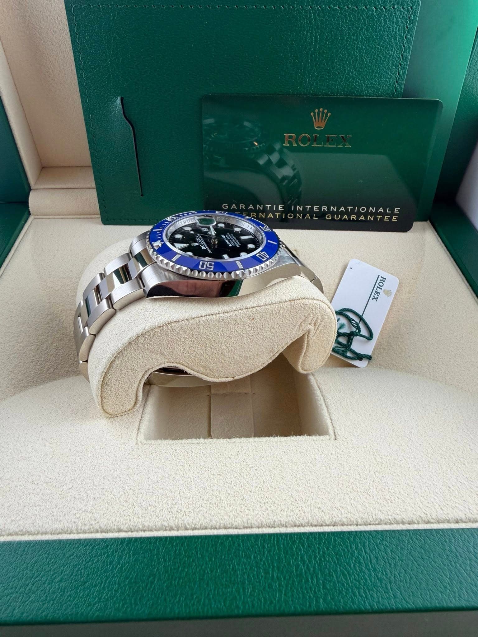May be an image of wrist watch and text that says 'TIE NTERNATIONALE IONALE ALGUARANTER CAVCES 05 UN 39006 DRADE D 1ΟΗ X: E 足'