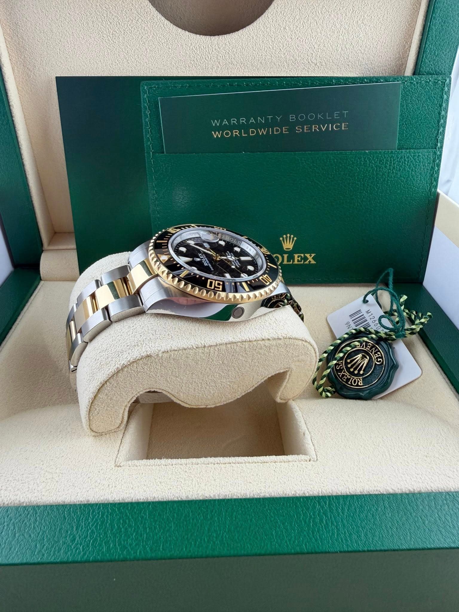 May be an image of wrist watch and text that says 'WARRAN RVICE WOR WORLDWIDE WR DWIDE WORLDWIDESERVICE 22 OLEX OLEX 1g 4 09 M EO 108'