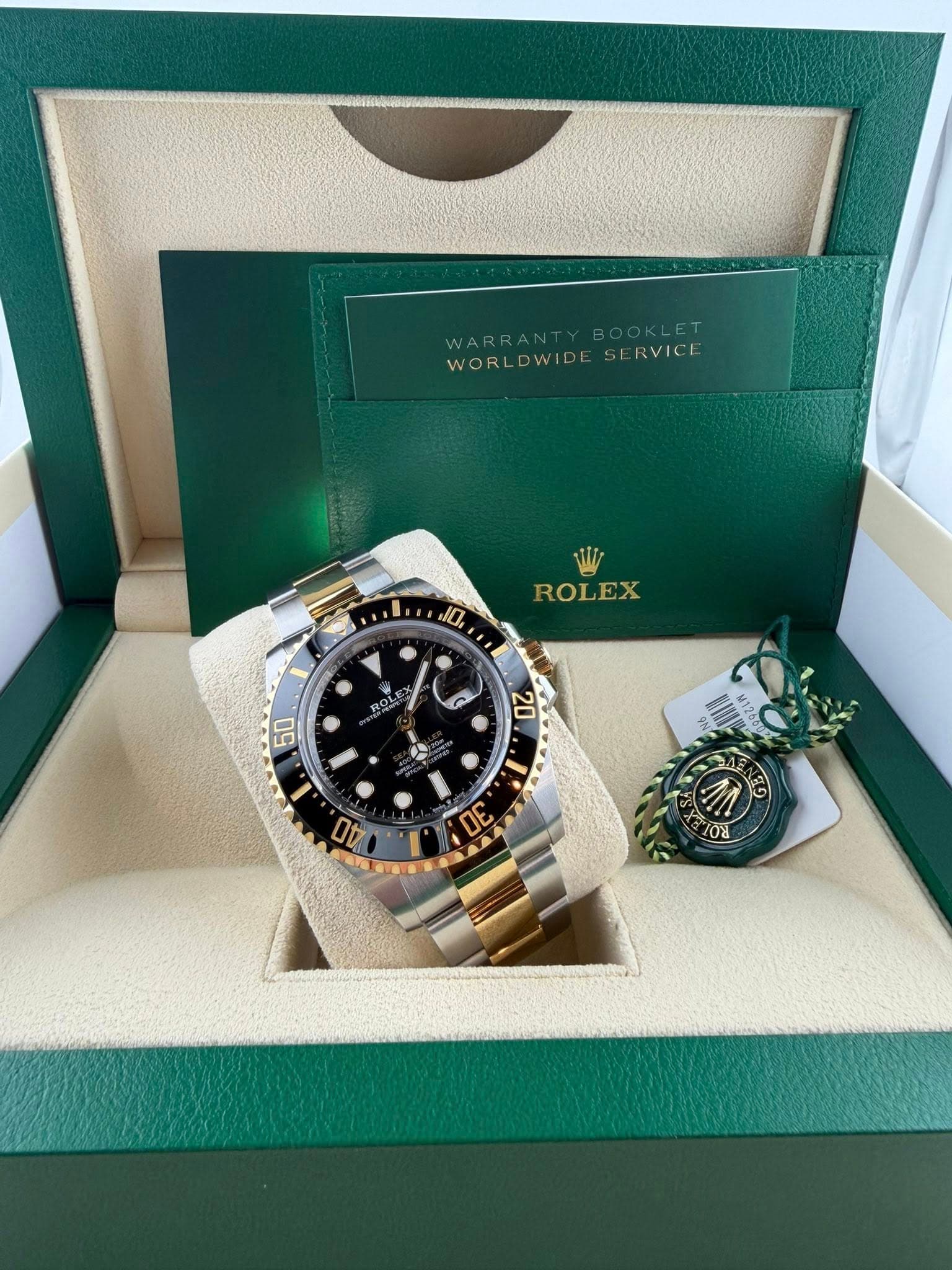 May be an image of wrist watch and text that says 'WORLDWIDESERVICE WORL DWIDE SERVICE ROLEX 10I ROL '