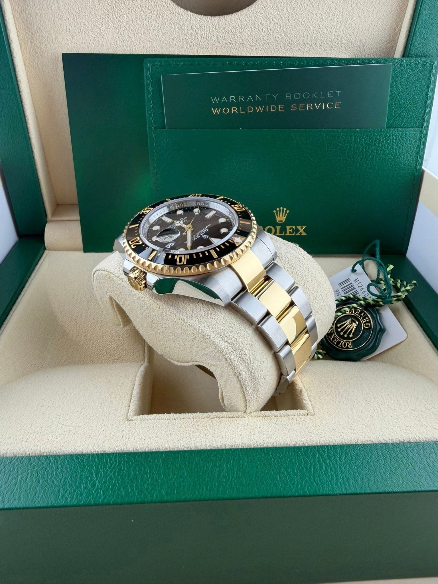 May be an image of wrist watch and text that says 'W WARR WORLDWIDE SERVICE ン 20 S OI 1 M12460 HIRAK O0'