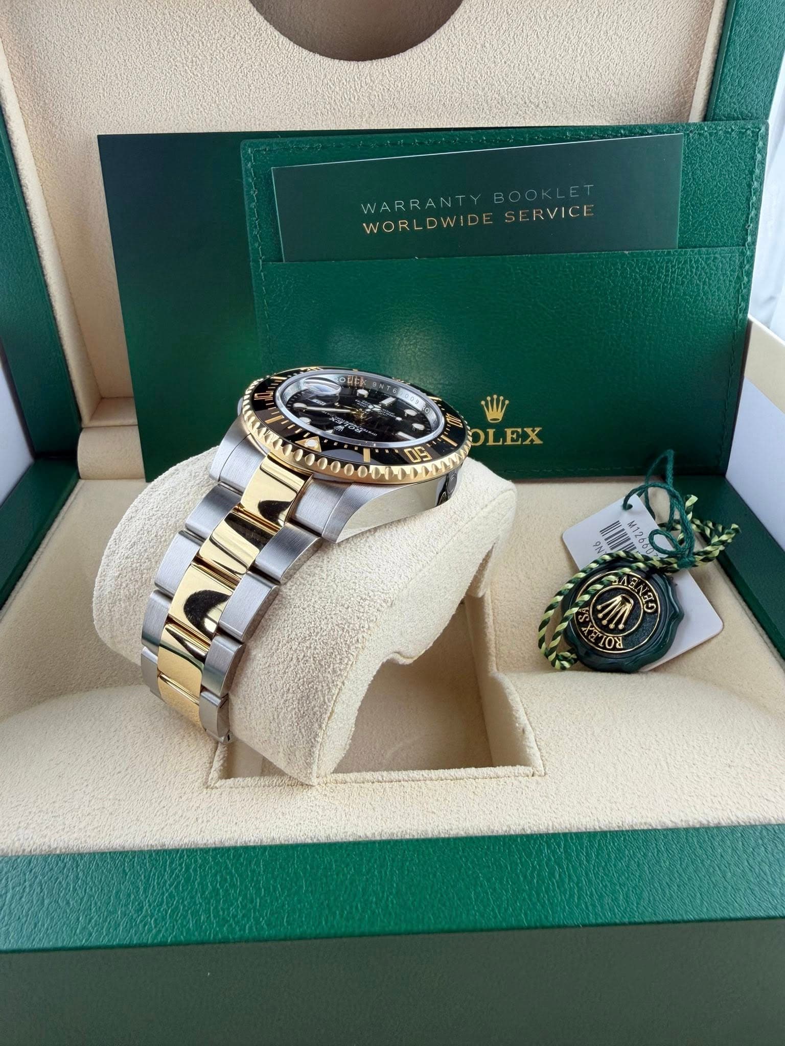 May be an image of wrist watch and text that says 'WORLDWIDESERVICE R NARRANTY WORLDWIDE WORLD ERVICE RVICE 09 OLEX 00'