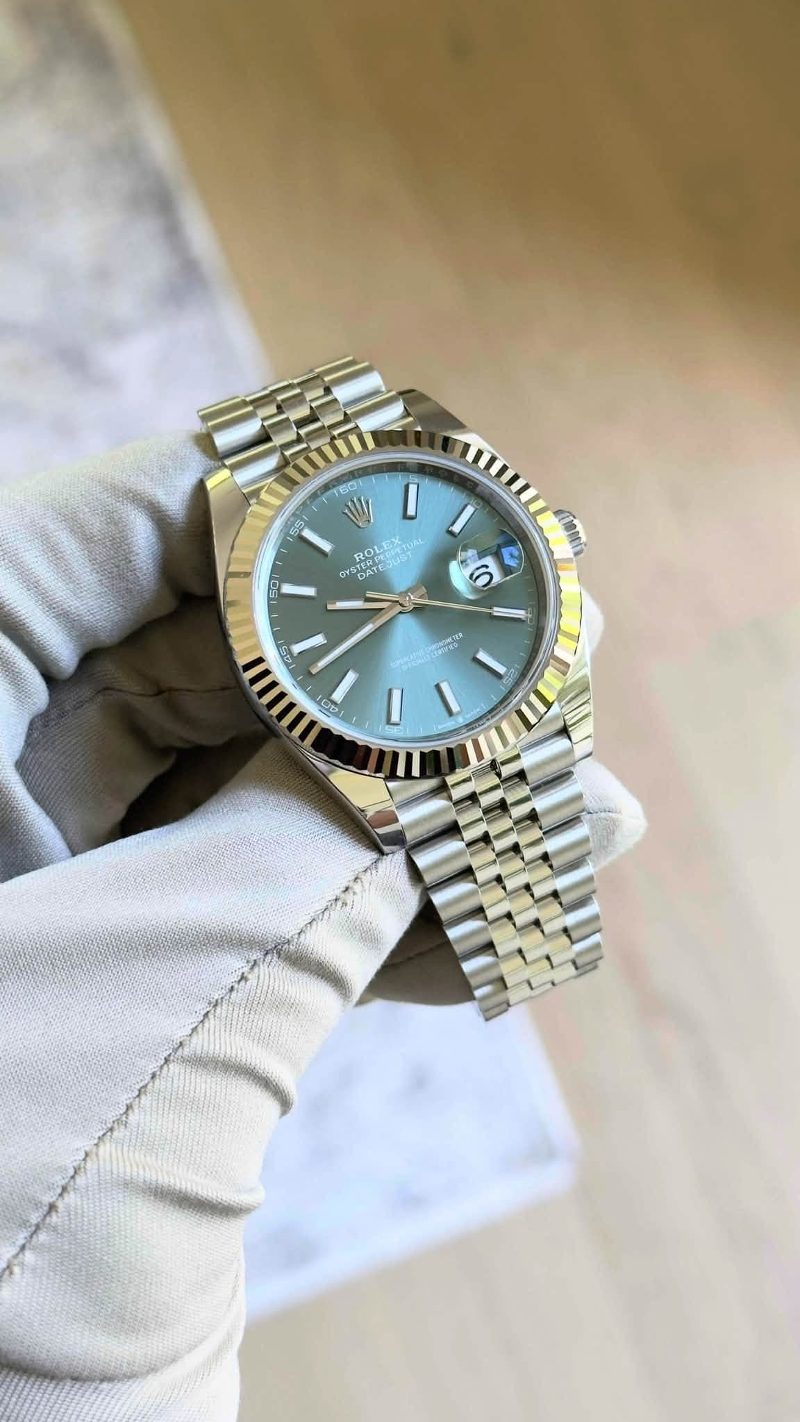 May be an image of wrist watch and text that says '60 I ROLI OLS 新 DA 0 6 I CT'