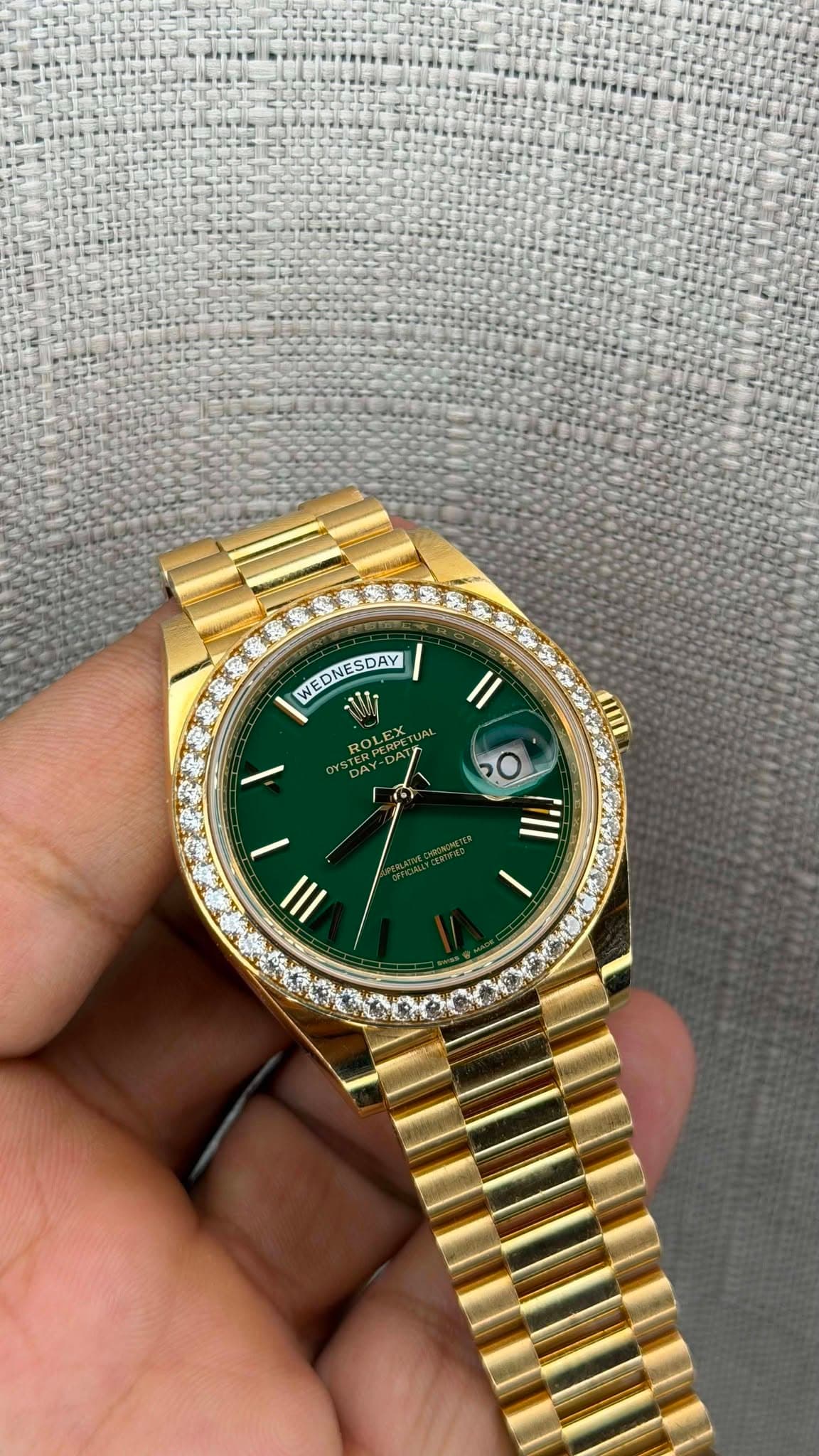 May be an image of wrist watch and text that says 'WEDNESDAY WEDNESDAY WED NESDAY TERPERET OLEX aopeT UAL DAY C III III'