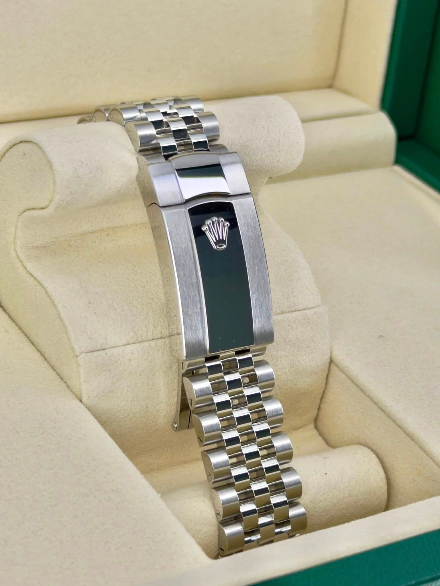 May be an image of wrist watch and text that says 'O'