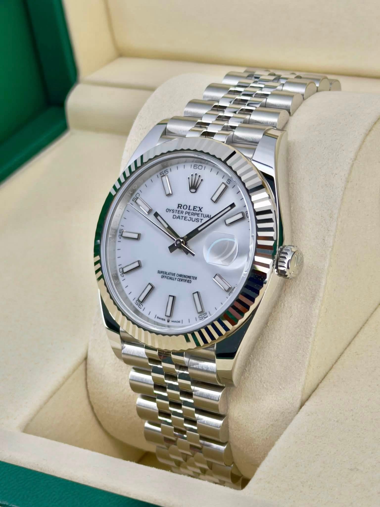 May be an image of wrist watch and text that says '55 501 V 5 a کل OYSTER OYSTERPERPETU PETUAL UA ROLEX DATEJUST UST EERPETUA ค5 ا 48 SIPERLATINE CERTeo HRONOMETER OFFICMALA SSI…