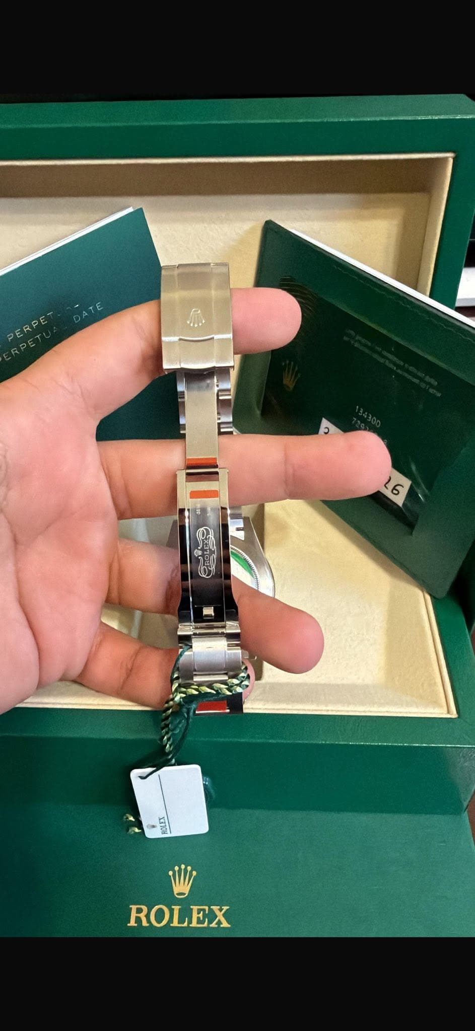 May be an image of digital watch and text that says '6 팀 ROLEX'
