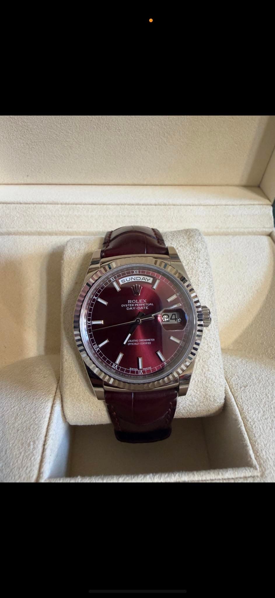 May be an image of wrist watch and text that says 'II 3.1 SUNDAY OLEX -DATK PONR PERMETIAN DAY V焼 2'