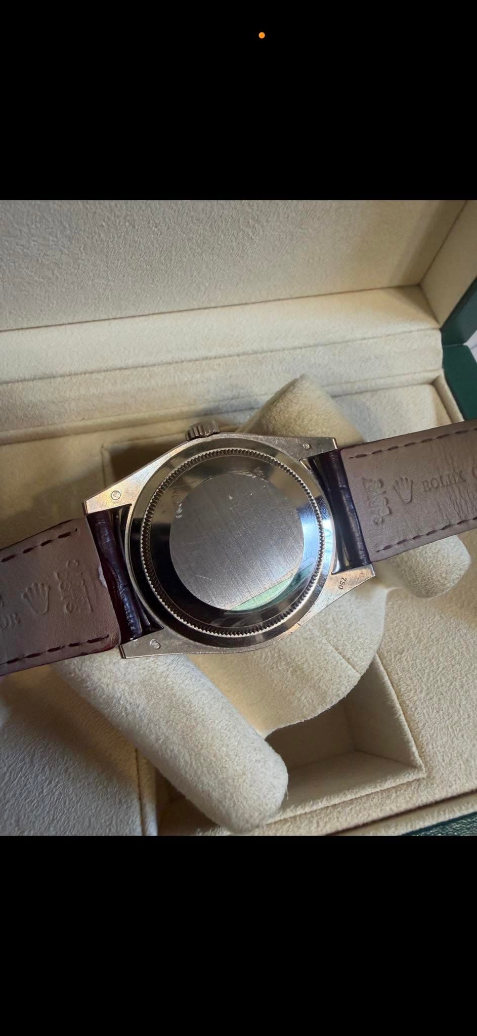 May be an image of digital watch and text that says 'S L'