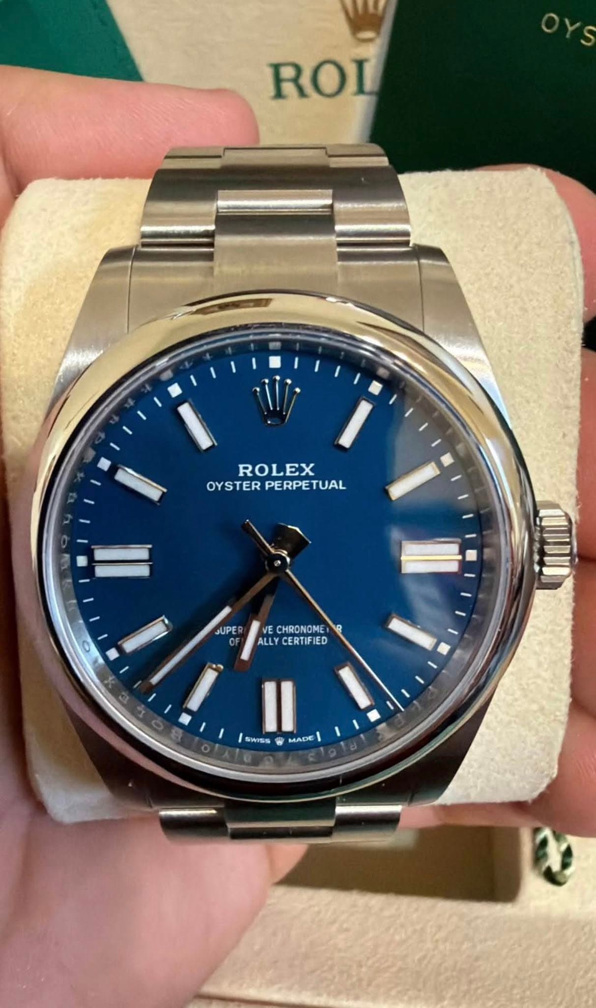 May be an image of wrist watch and text that says 'ROL ROLEX OYSTER PERPETUAL OYSTERPERPETUAL PERPE TUAL SUPE O VECHRONOMET ALLCERTIFIED VE CHRONOME ALLY ALLYCERTIFIED QIDII Il…