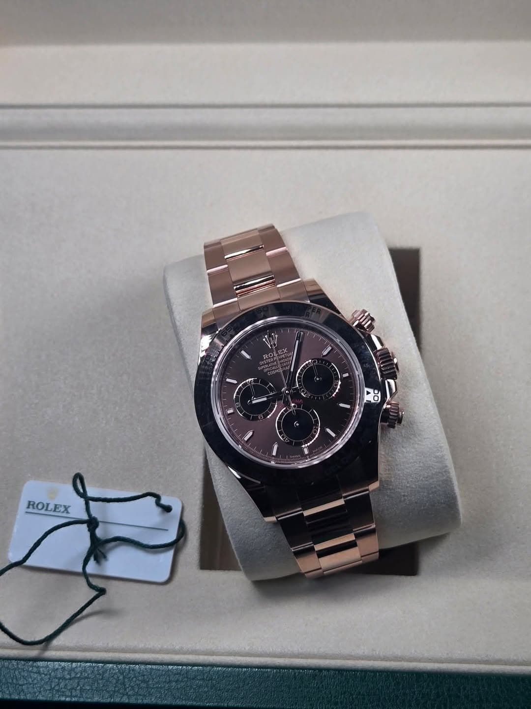 May be an image of wrist watch and text that says 'wnL 00 ROLEX'
