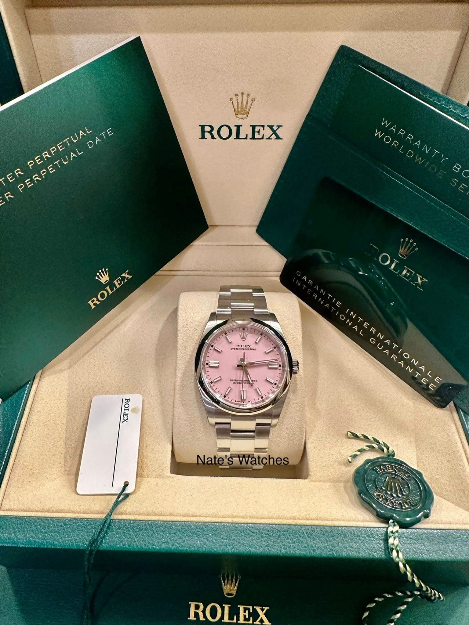May be an image of wrist watch and text that says 'ROLEX ER R PERPETUAL PERPETUAL DATE WOR WARRANTY RO ROLEA Wi EX BOLEK ផាត = 임을 ROLEX ONAL INTERNAARANTEE かき INTERNATIONALE ARAN E…