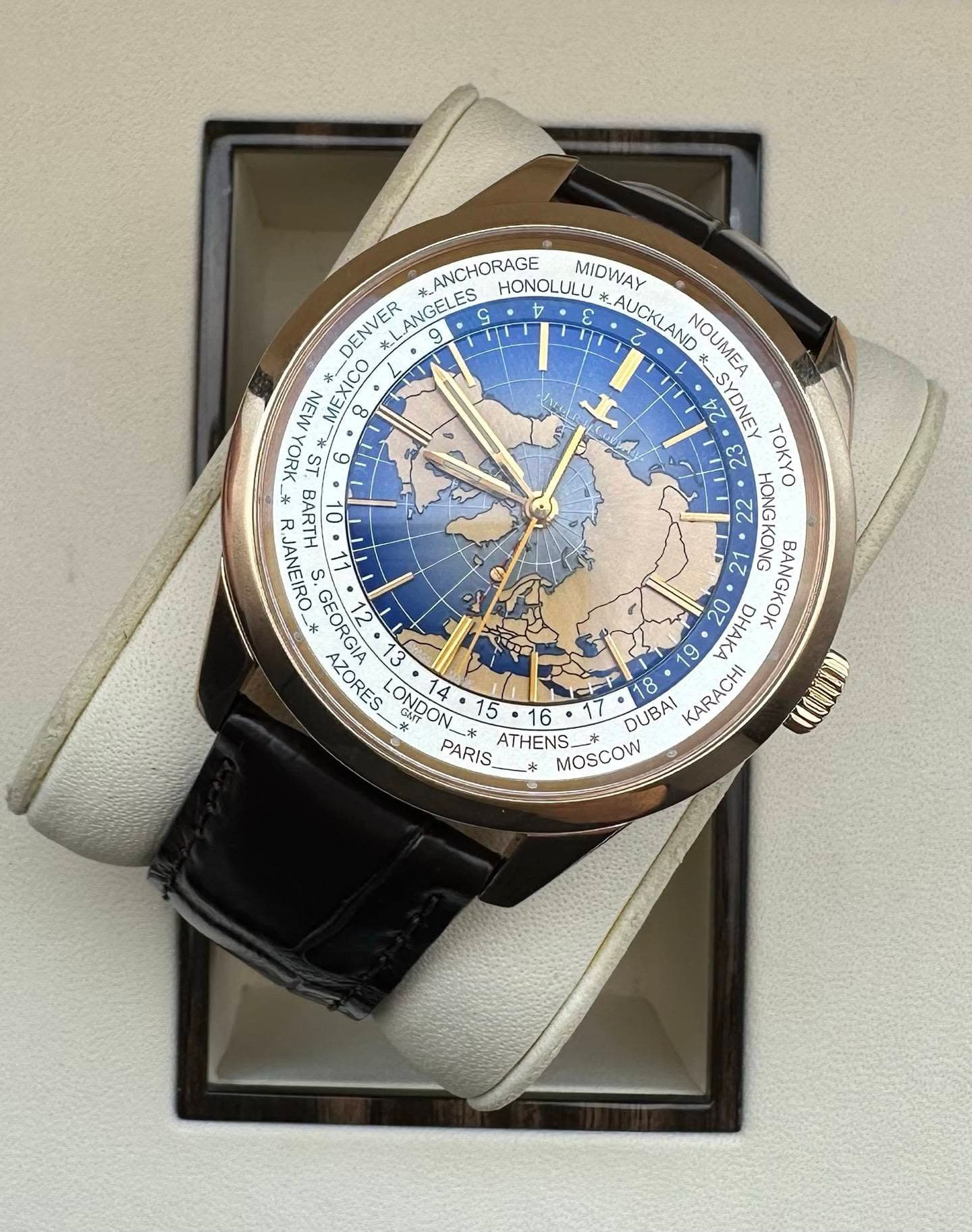 May be an image of wrist watch and text that says 'I ANCHORAGE HONOLULU *AUCKLAND NOUMEA *. MIDWAY DENVER し LANGELES NEN ーりた 9 A MEXIA 8 ヤフ YDNEY YORK د C ዘለሊ 22 TOKYO 인&* BARTH…
