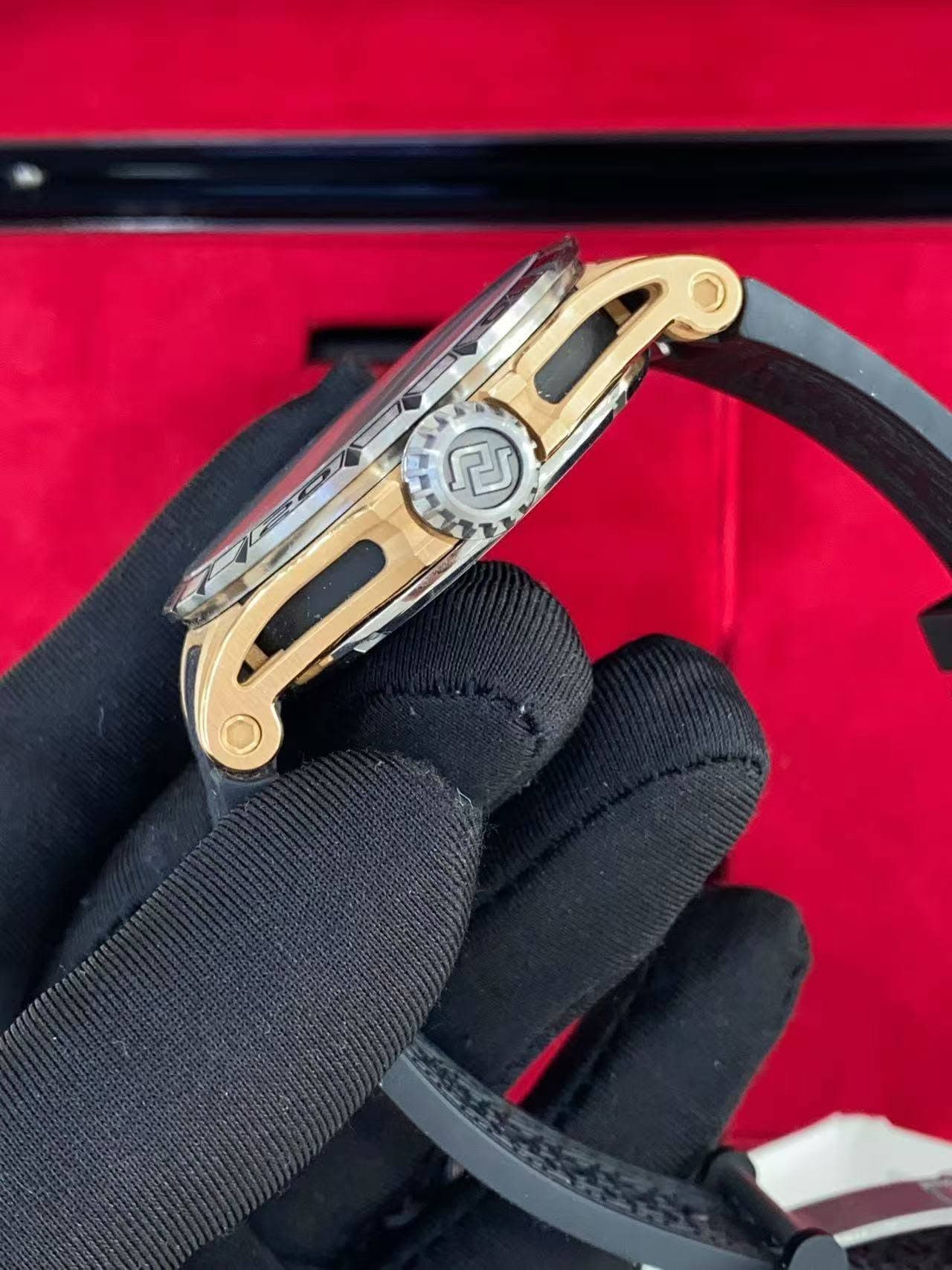May be an image of wrist watch and text that says '见'