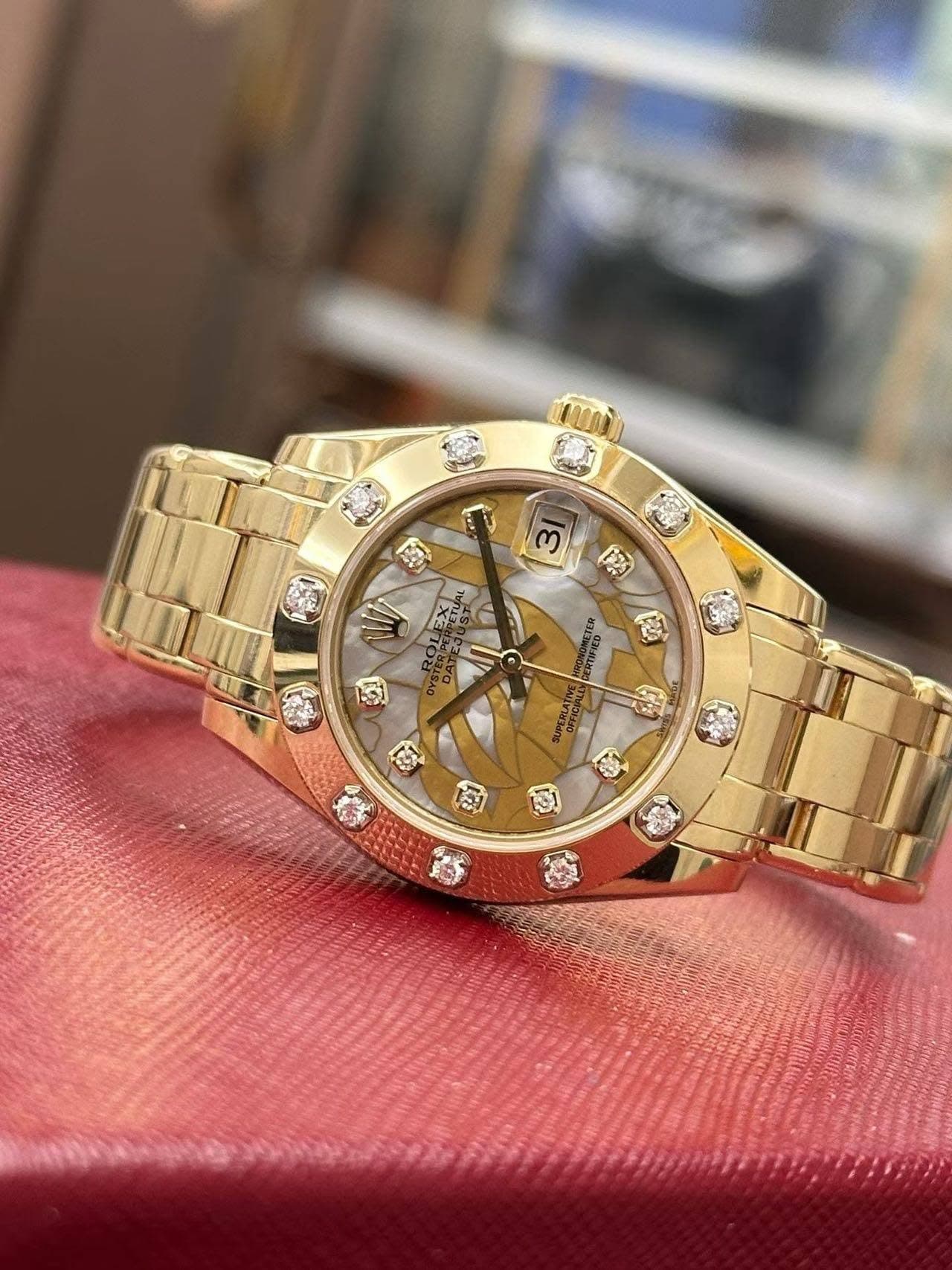 May be an image of wrist watch and text that says 'က CTUA F W ជ ERTWEDTER'