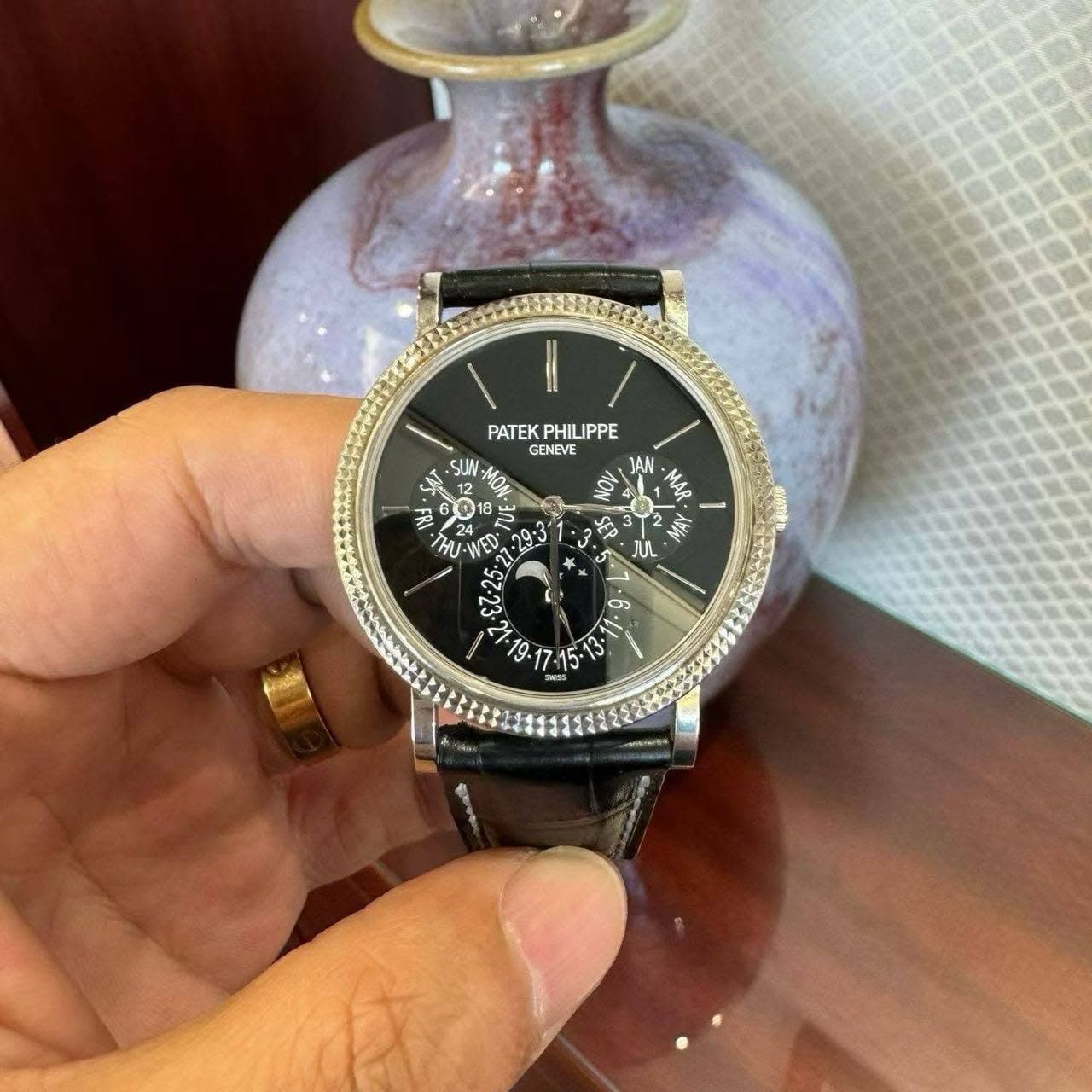 May be an image of wrist watch and text that says 'PATEKPHILIPPE PATEK PHILIPPE GENEVE FRI MA UL '