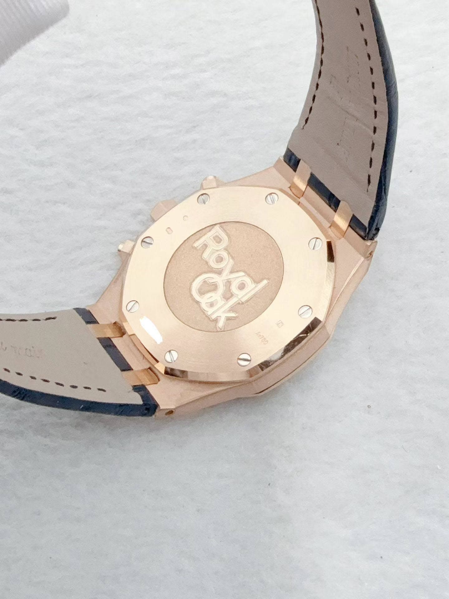 May be an image of wrist watch and text that says 'Roygl'