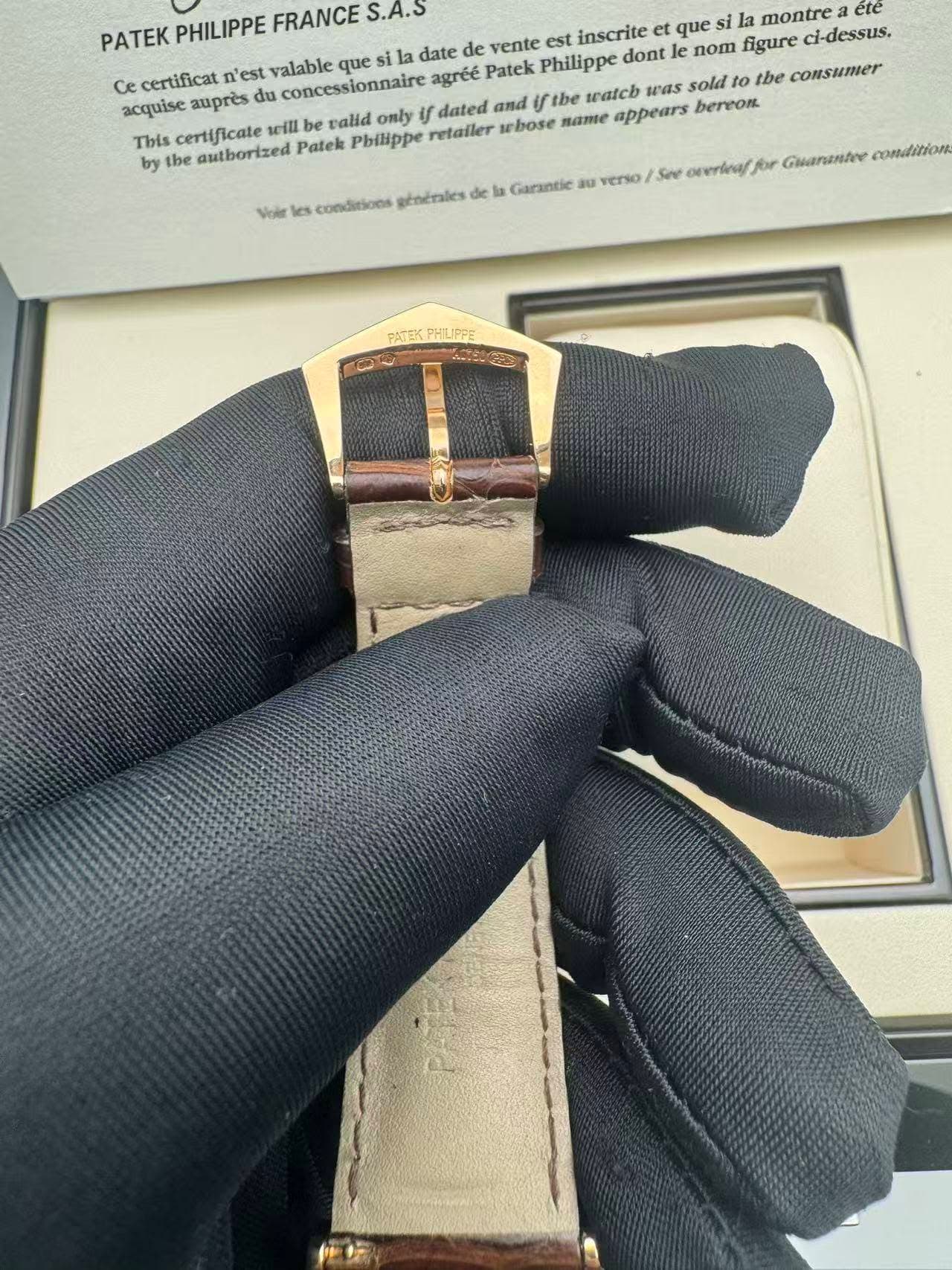 May be an image of leather, wrist watch and text that says 'a montre a éte PATEK PHILIPPE FRANCE S.A.S ila la date de vente est inscrite et et que noT figure cl-dessus. ce…