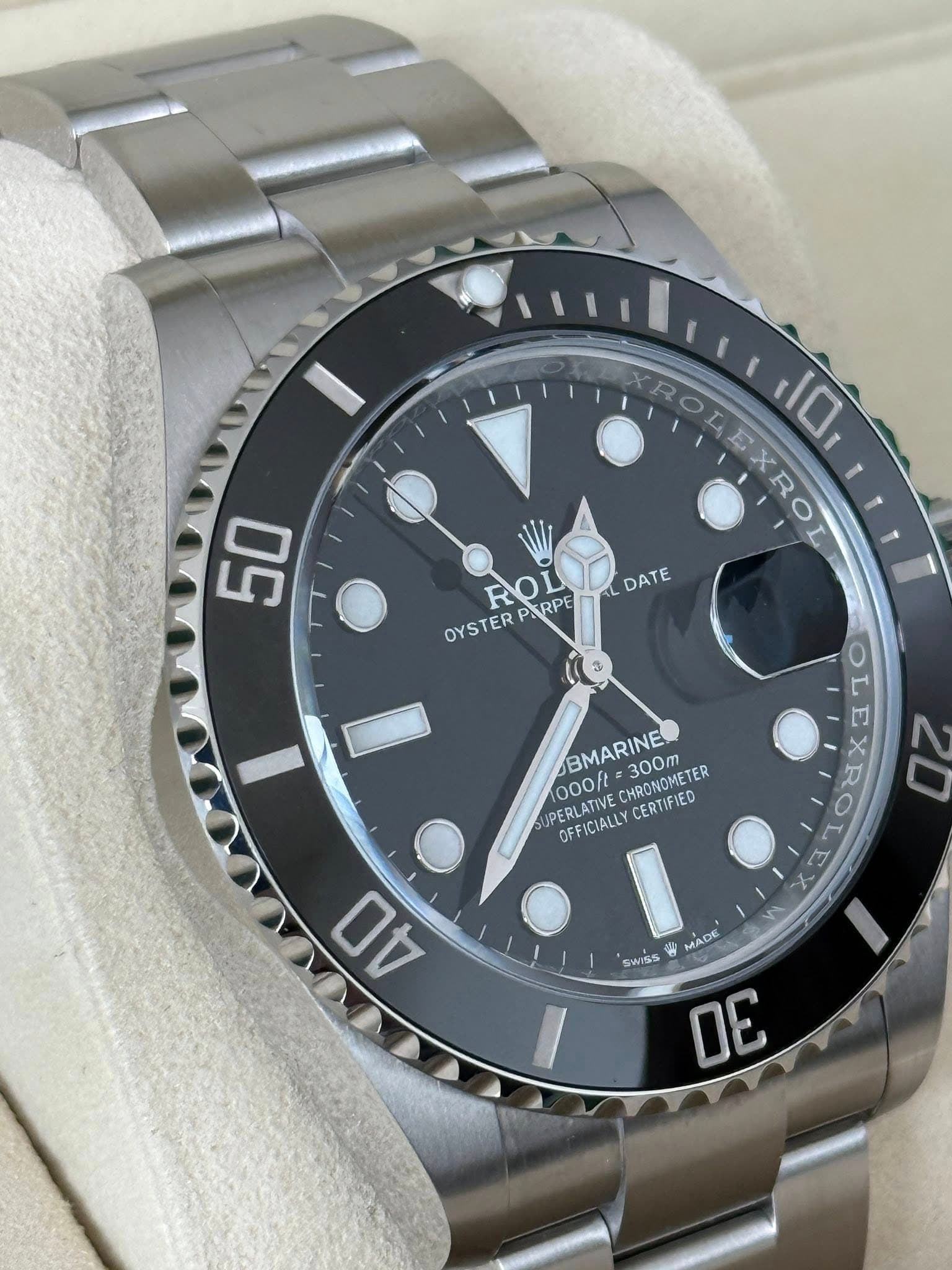 May be an image of wrist watch and text that says '中口 50 TT L AL DATE OYSTER ROL PERPE OL OLE 20 BMARINE CHRONOMETER 300m 1000/t JPERLATIVE OFFICIALLY MIDERLATIVECHRENOMETER…