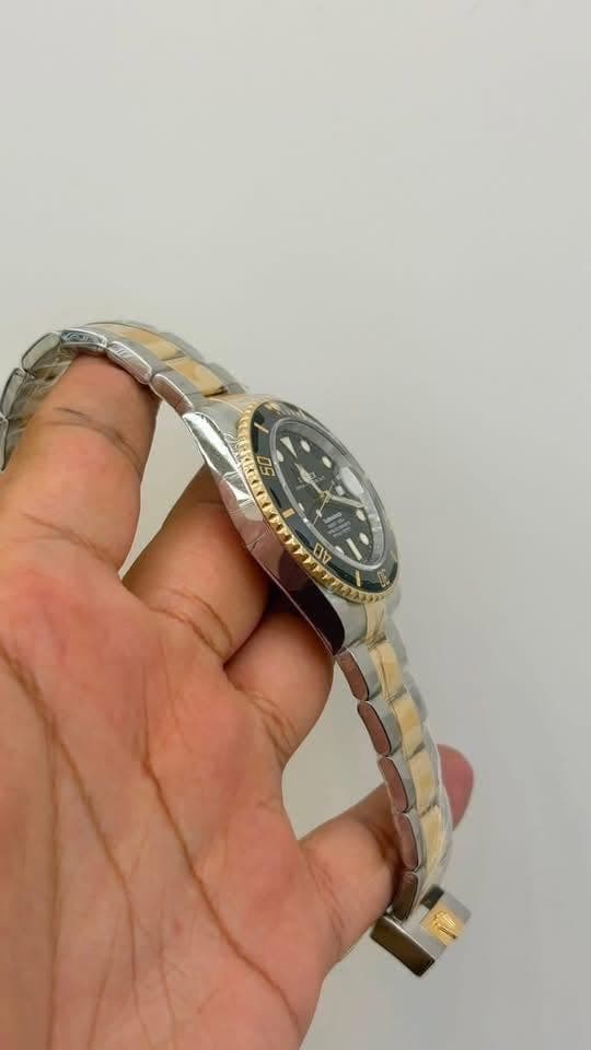 May be an image of digital watch and text that says '05 05 T aN'