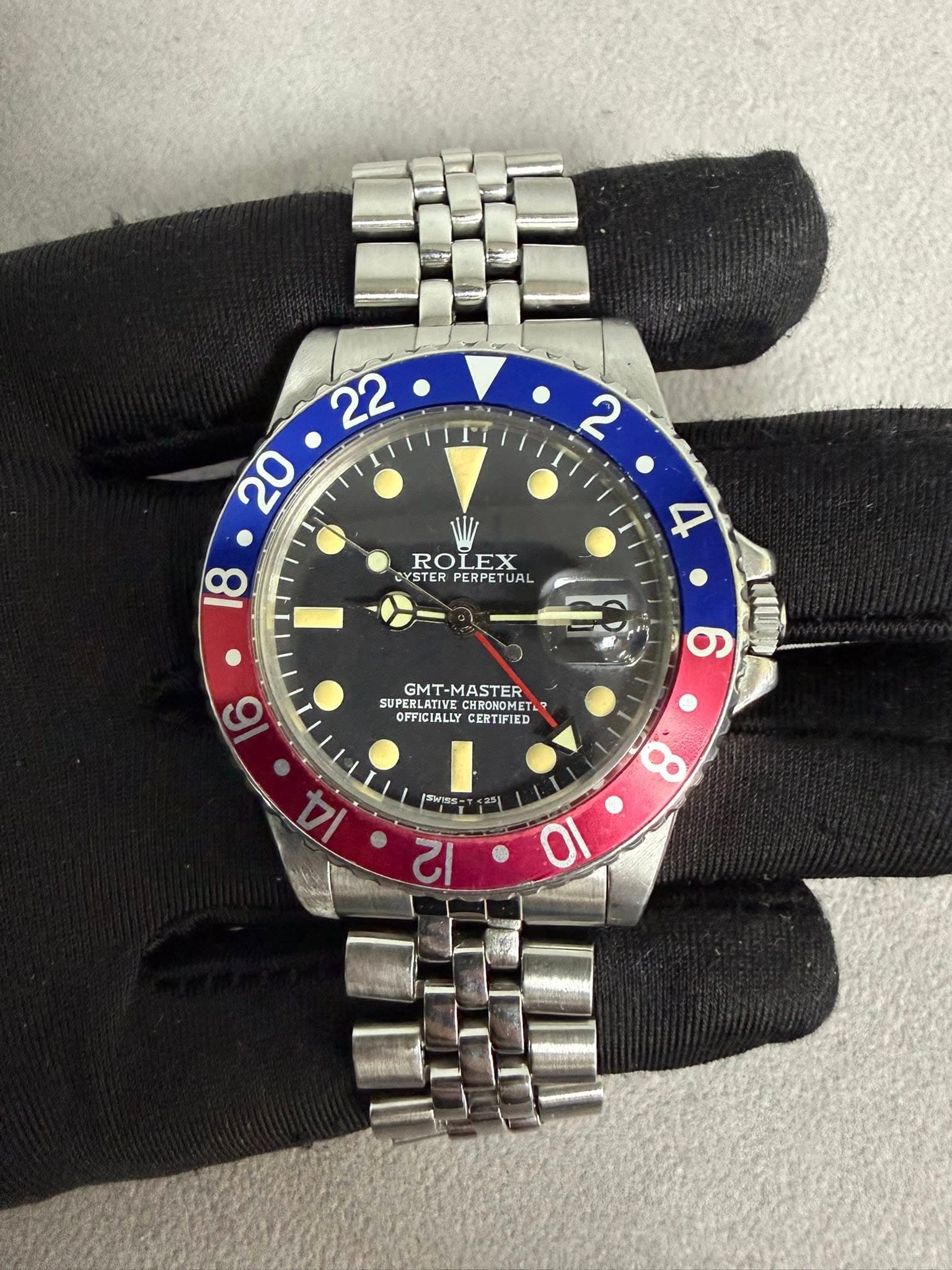 May be an image of text that says '22 20 2 ROLEX ROI LEX YSTER CYSTERPERPETUAL PERPETUAL 18 4 y 6 GMT-MASTER SUPERLATIV SUPERLATIVECHROHOMET SUPE CHROHOMET OFFICIALLY CERTIFIED 6 4…