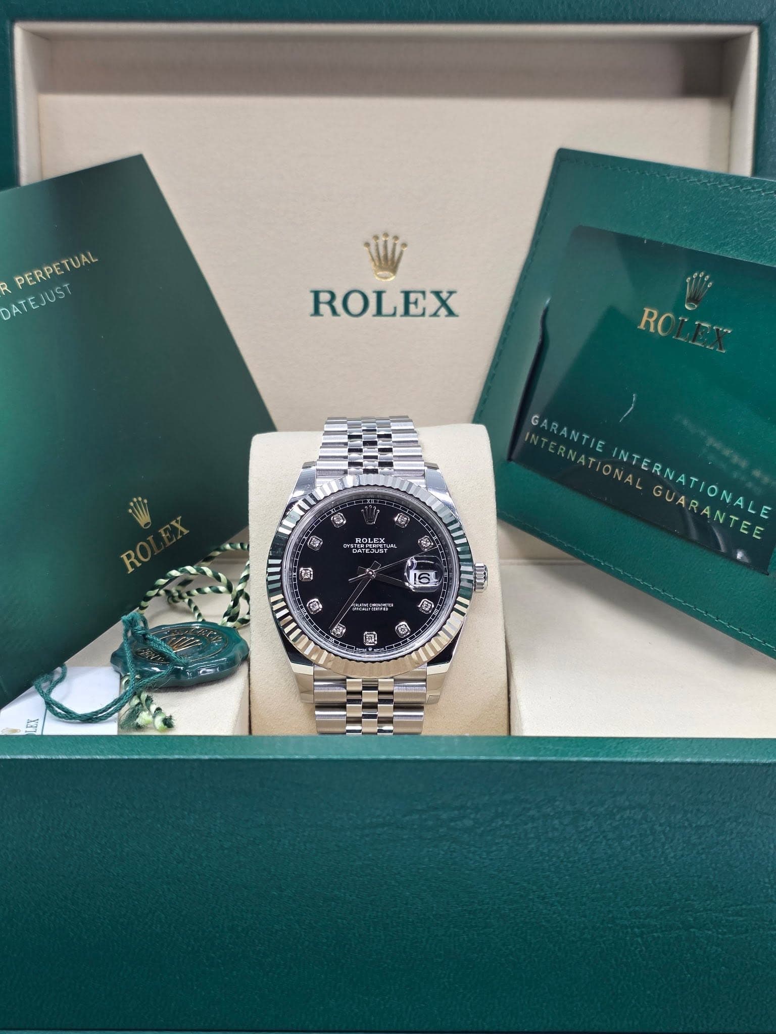 May be an image of wrist watch and text that says 'PERPETUAL DATEJUST DATEJUST ROLEX ROTTm RO O 4 G ROLE CANG .の OLEX 6 街 16 ® அ்ணம் J TID D 24 ח 回'