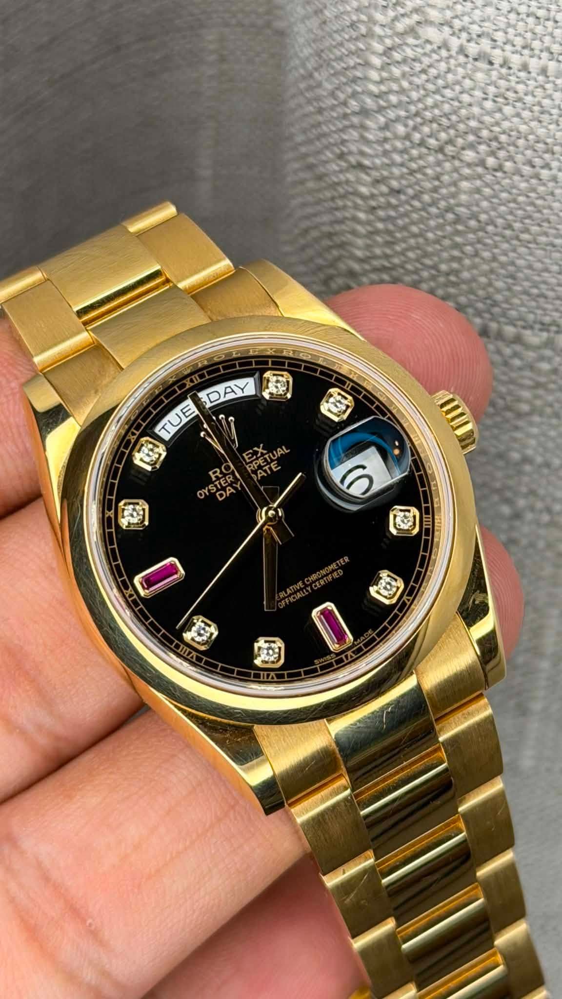 May be an image of wrist watch and text that says 'DAY TUE 2 ( EX RPETUAL ع ΕΛ.Α JAL RO 12 E 6 PE3 TIIT MSIE 1ថៃ ー TX'