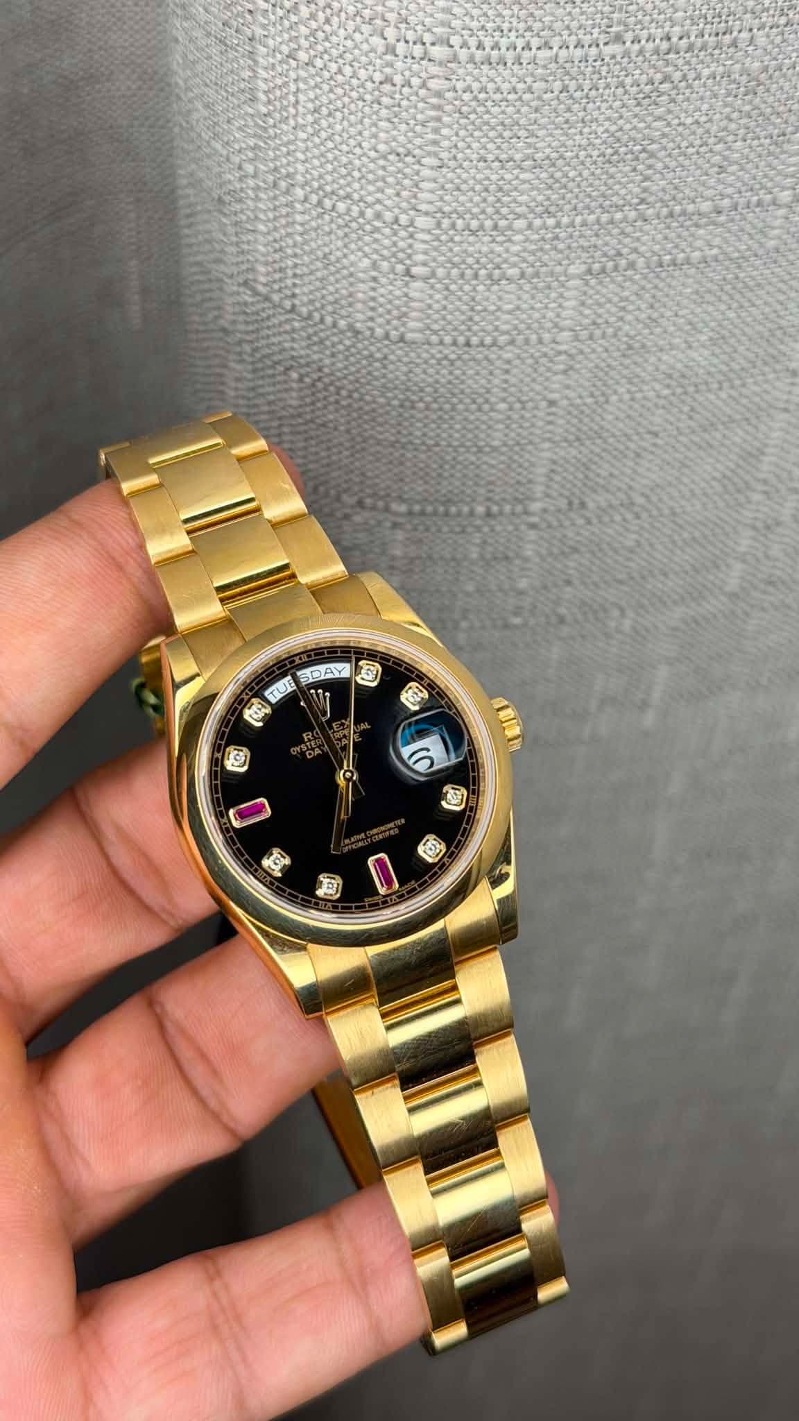 May be an image of wrist watch and text that says 'TUE SDAY S શ 1อ Kel G 律 (0 E tei'