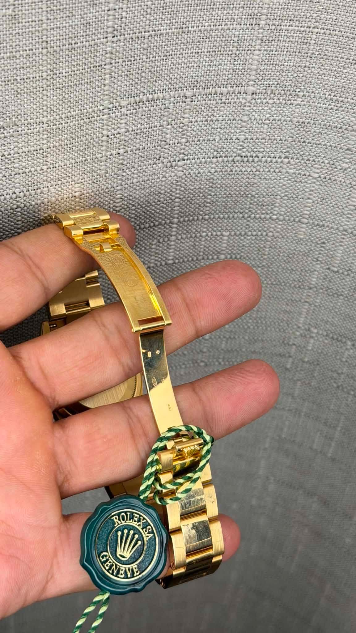 May be an image of digital watch and text that says 'ROLEYSA WI GENBVE VEVE'