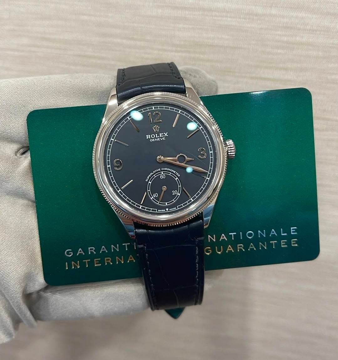 May be an image of wrist watch and text that says 'air مل ROLEX ROL EX GENEVE GENBY زون O) SLI HRONONETO 0 D 0 140 20 GARANT NATIONALE NATI GUARANTEE TEE'