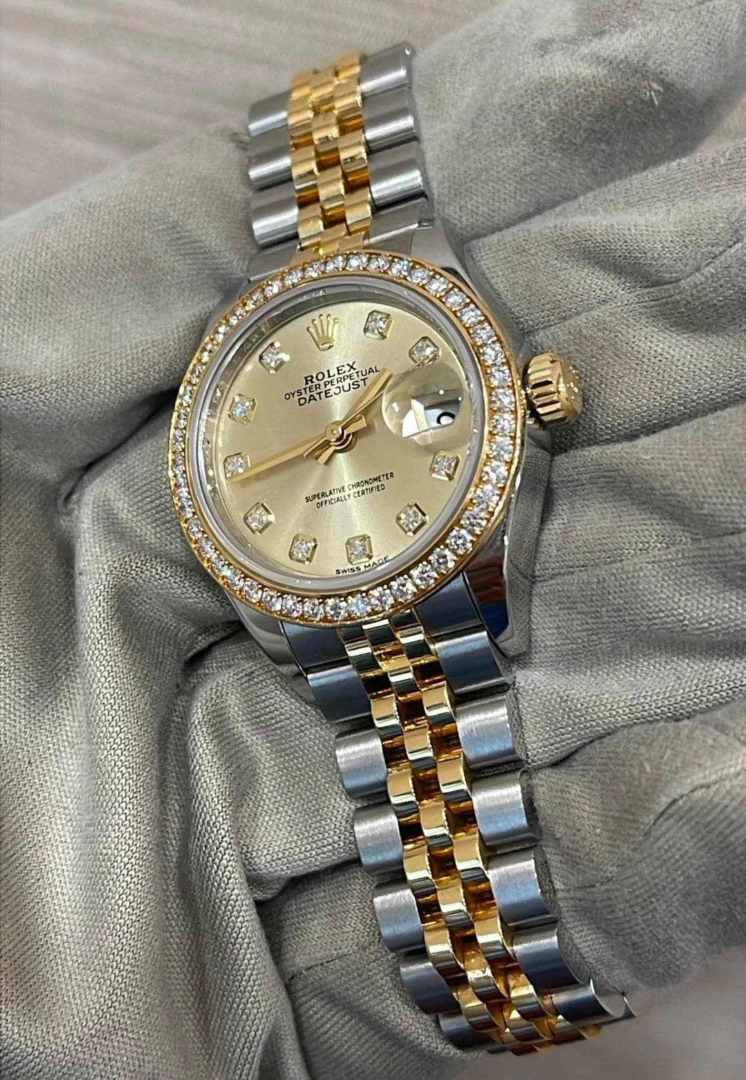 May be an image of wrist watch and text that says '粉酒ば 愛 DATEJUST OL 빈 VEROLEX OYSTER DAT OYSTE OYSTERPEEX EJUST OYSTAPESUSUAL ETUAL UAL EX EX 속채 毀 SUPERLATNE OFFICIALLTC…