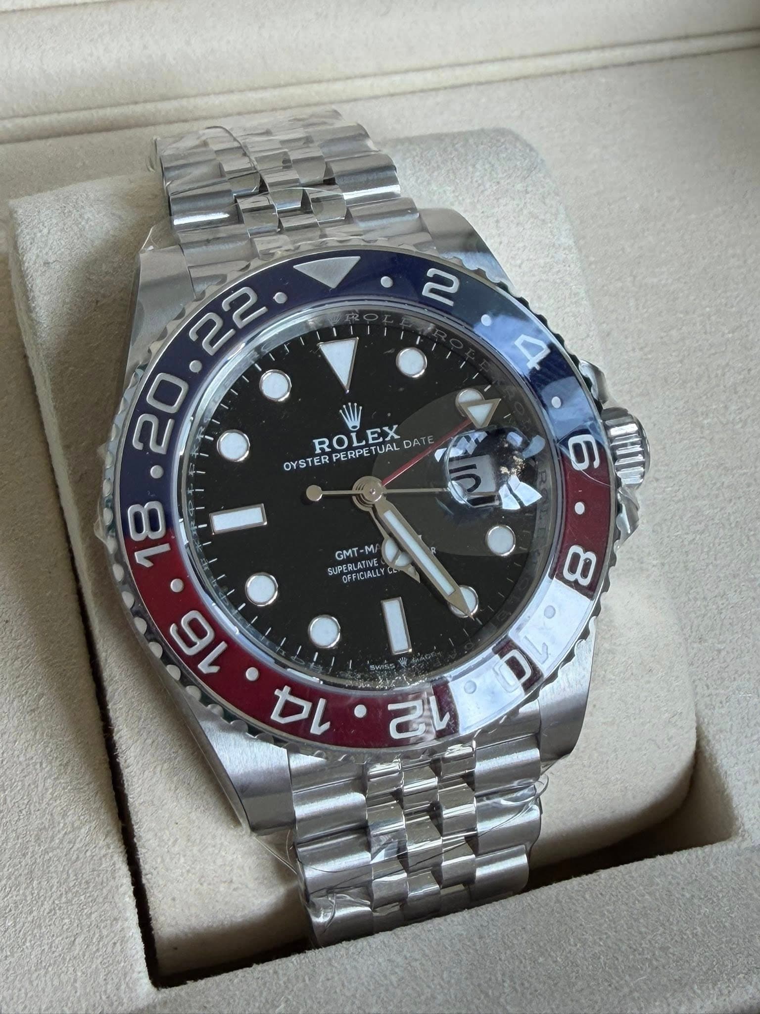 May be an image of wrist watch and text that says '2 ROLEX OYSTERPERPETUAL D DA PERPETUAL OYS OYSTER ャレ 6 GMT UPERLATIN UPERLATIVE IE M/ SUPER OFFICIALL 00 a'