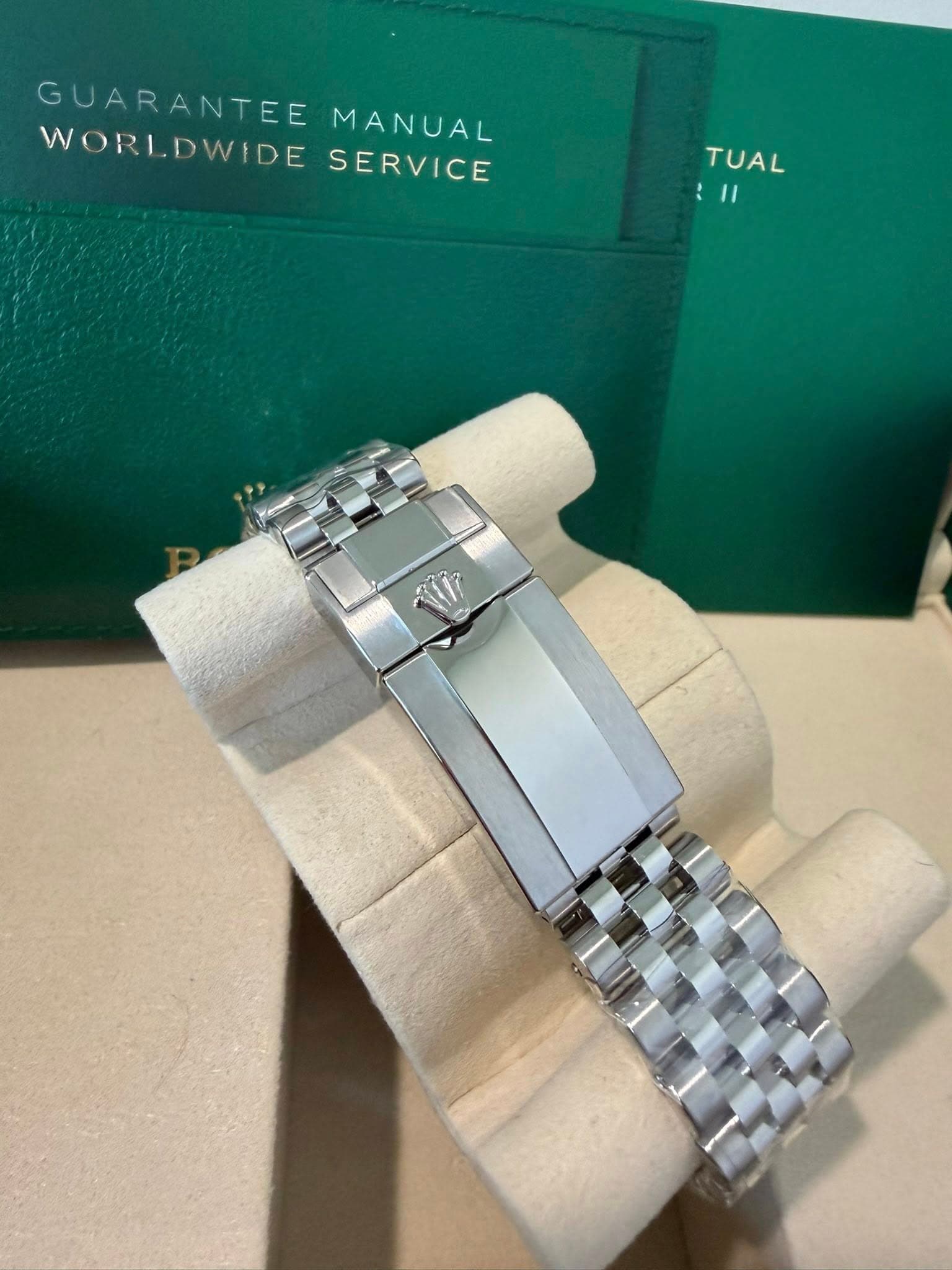 May be an image of wrist watch and text that says 'GUARANTEE MANUAL MANUAL WORLDWIDE SERVICE TUAL :11'