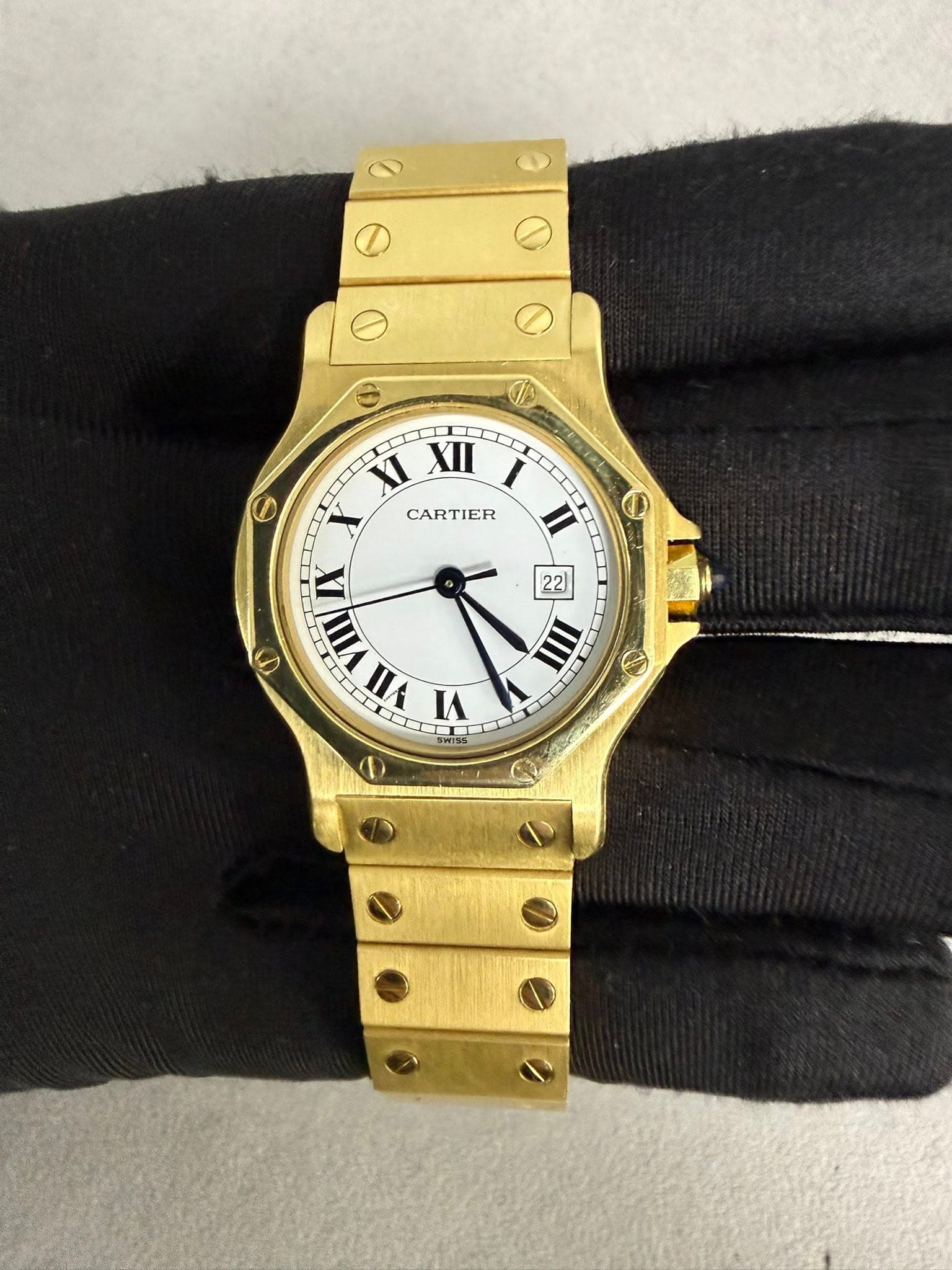May be an image of wrist watch and text that says 'I 6 XI XII CARTIER O 22 X VIII a 0 nΑ IN 0 IIII O N'