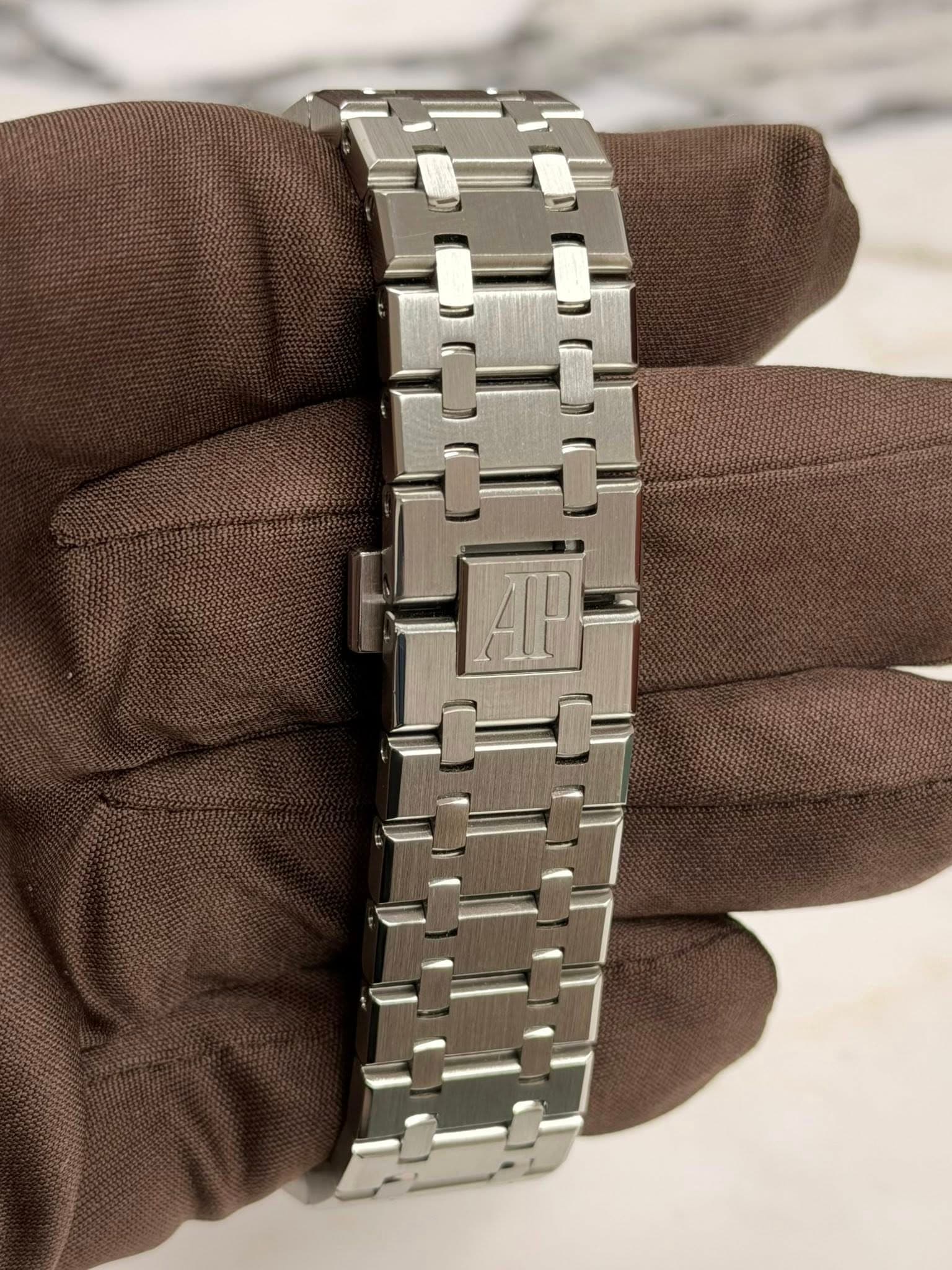 May be an image of wrist watch and text that says 'AP'